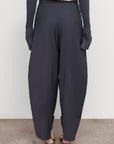 PLEATED BARREL-LEG PANTS IN GREY