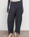 PLEATED BARREL-LEG PANTS IN GREY