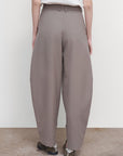 PLEATED BARREL-LEG PANTS IN KHAKI