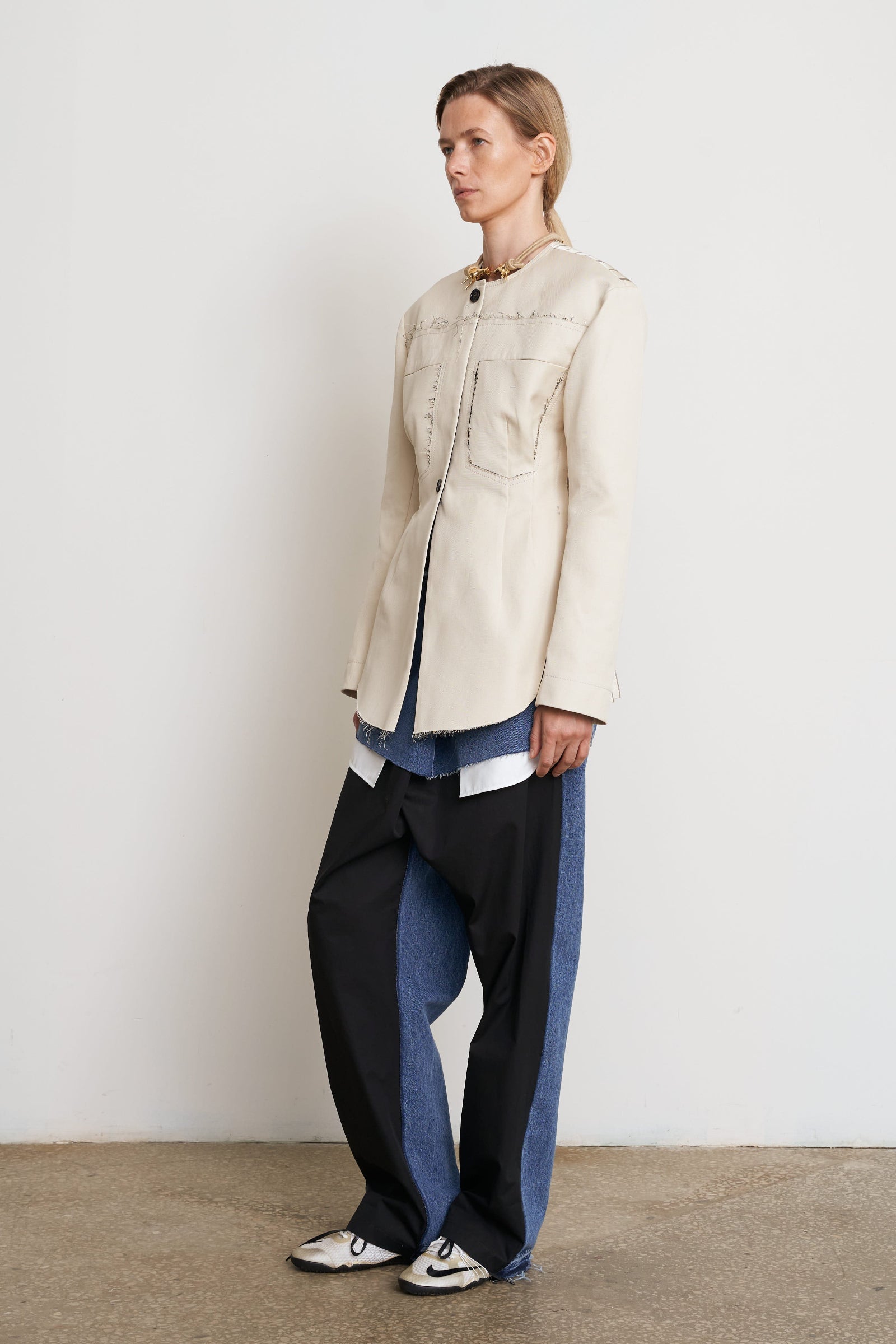 Джинсовий жакет з приталеним кроєм та деконструйованими краями з атласною спиною