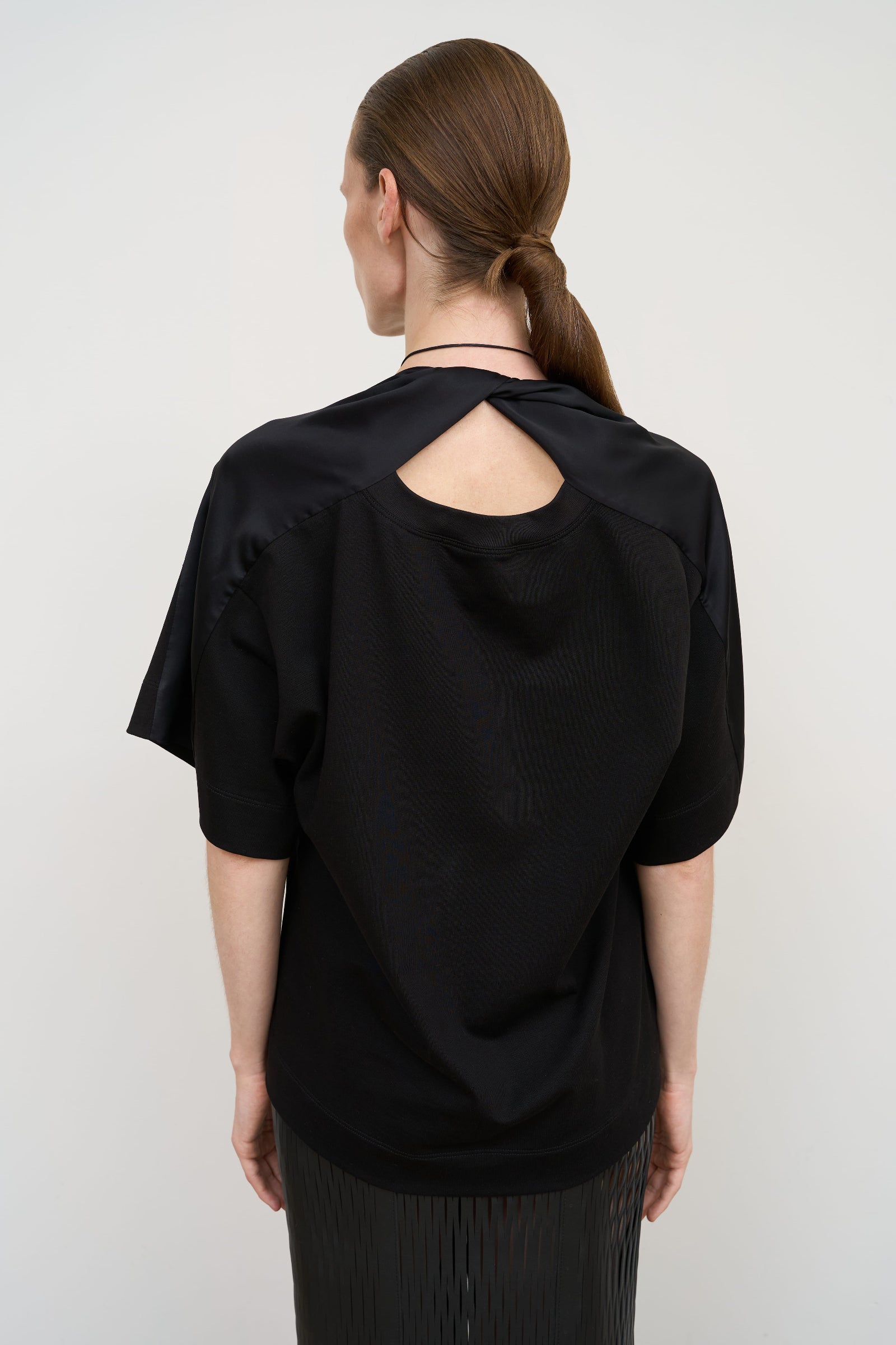 Бавовняна футболка з перекрутом