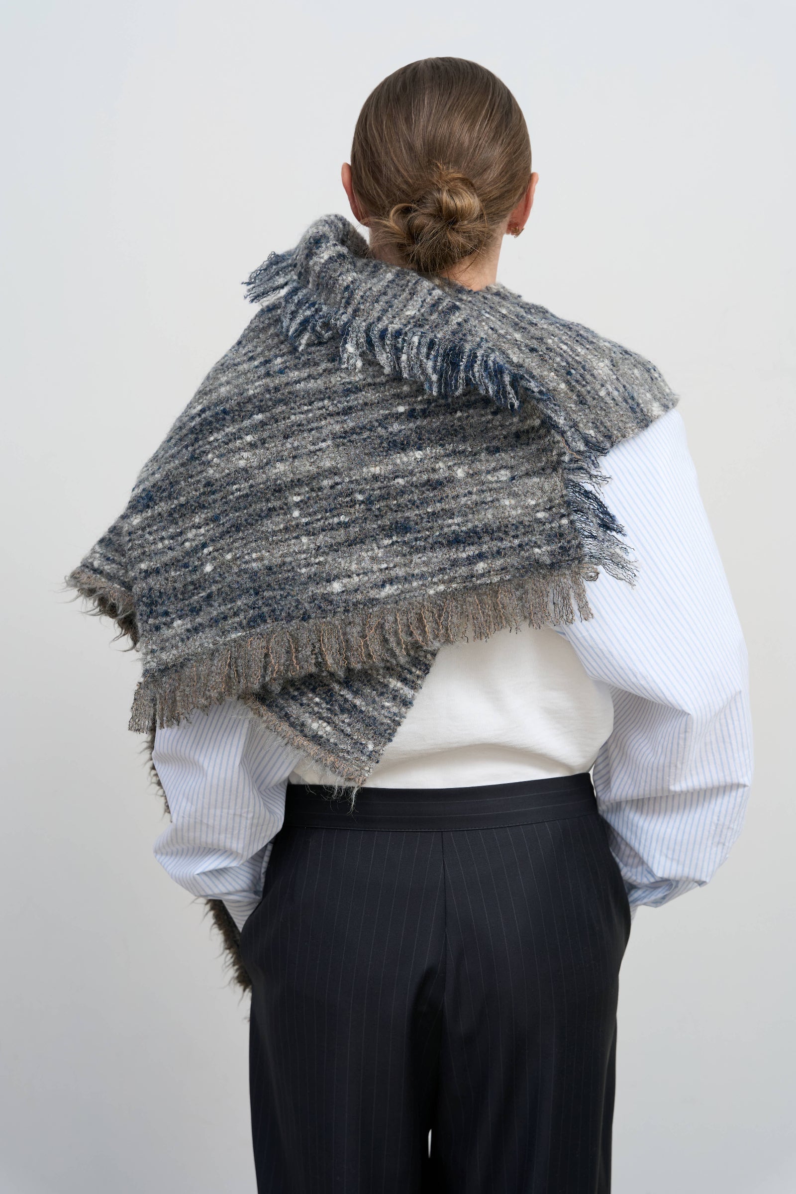 Сірий шарф-кап та кейп із букле