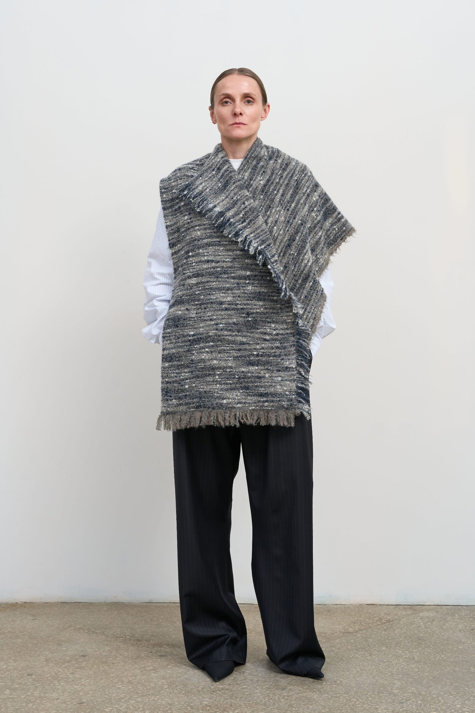 Сірий шарф-кап та кейп із букле