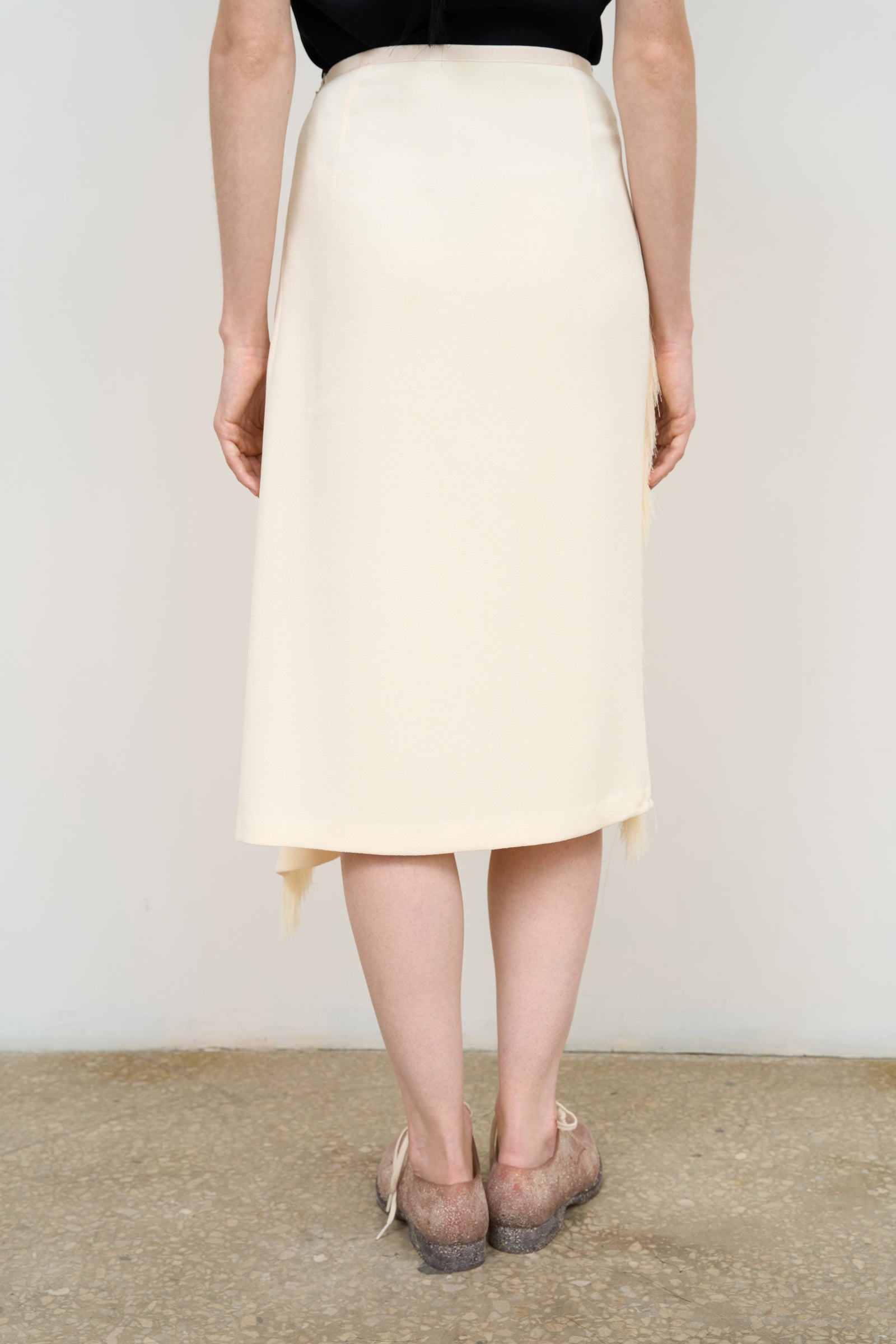 Кремова спідниця міді звуженого крою з бахромою