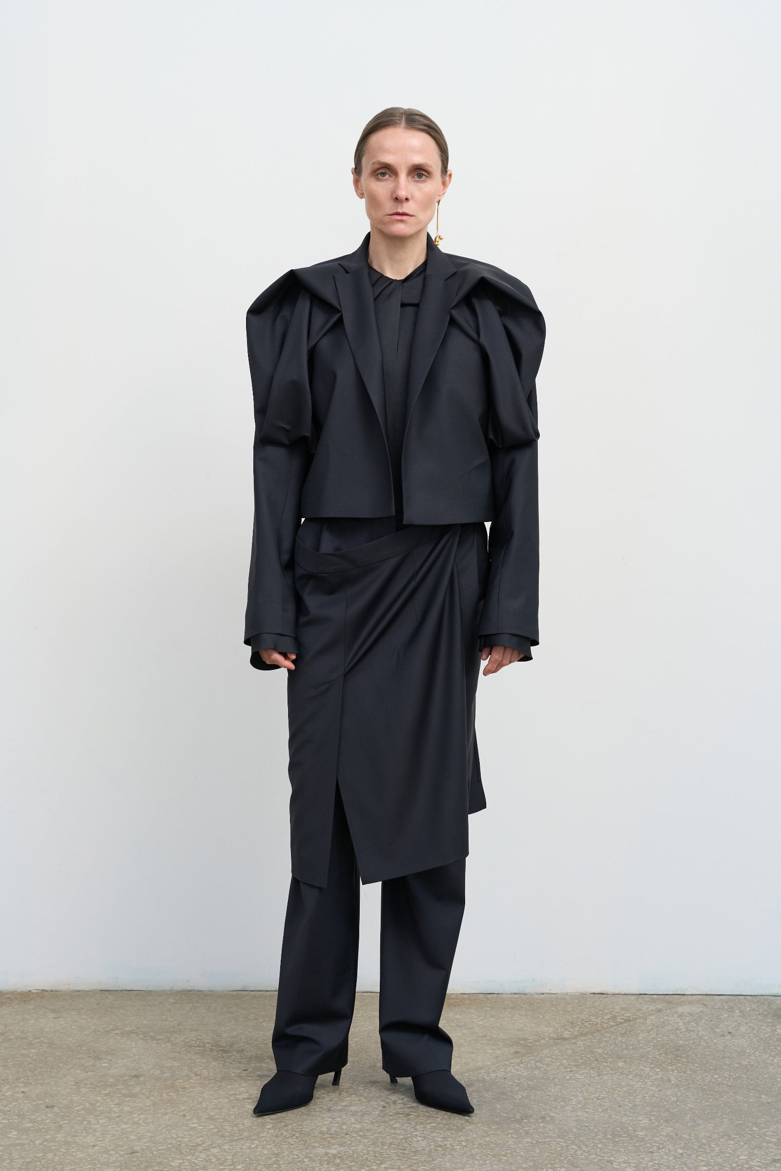 Укорочений жакет із квітковими акцентами