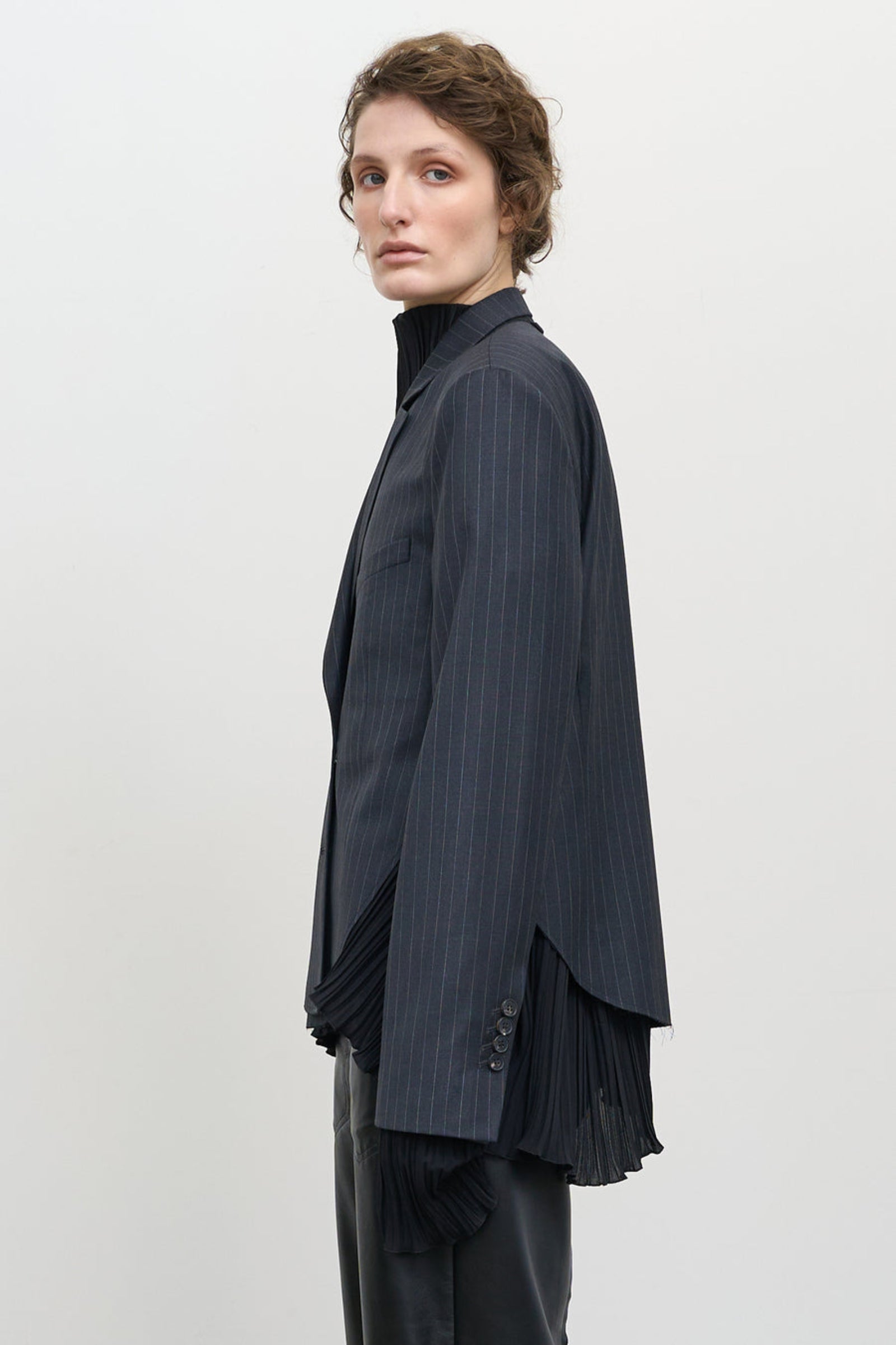 Вкорочений жакет у тонку смужку