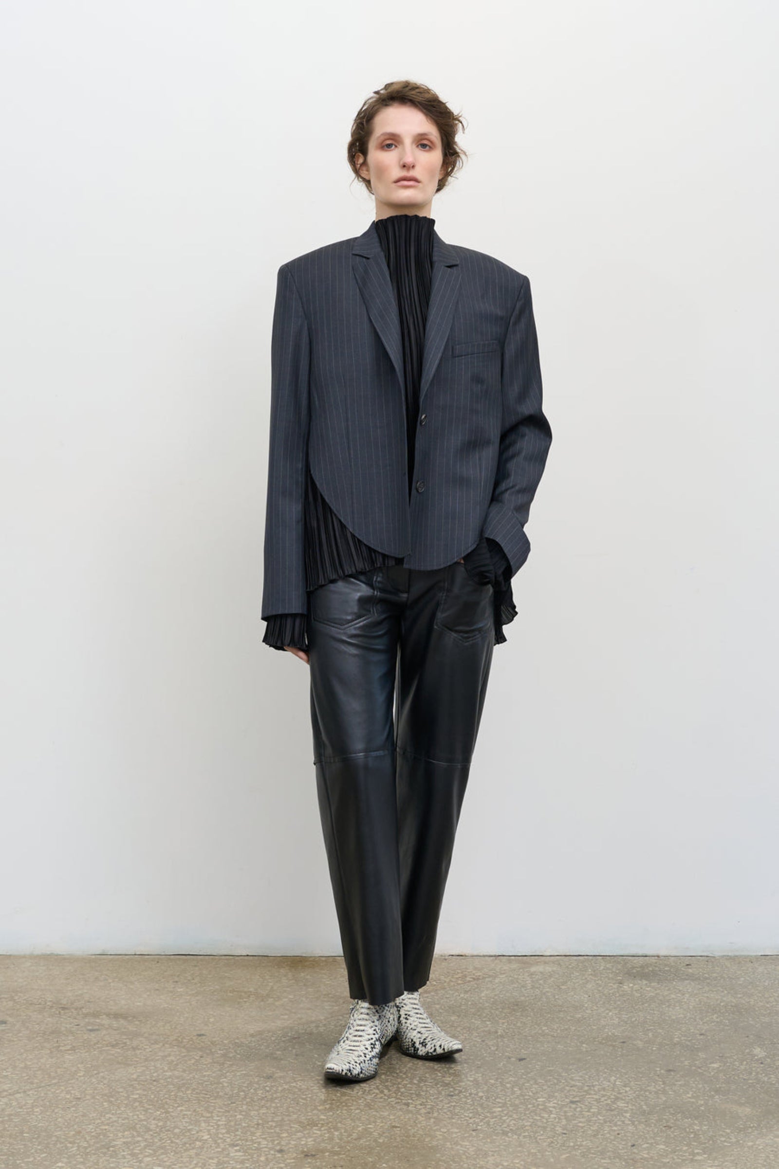 Вкорочений жакет у тонку смужку