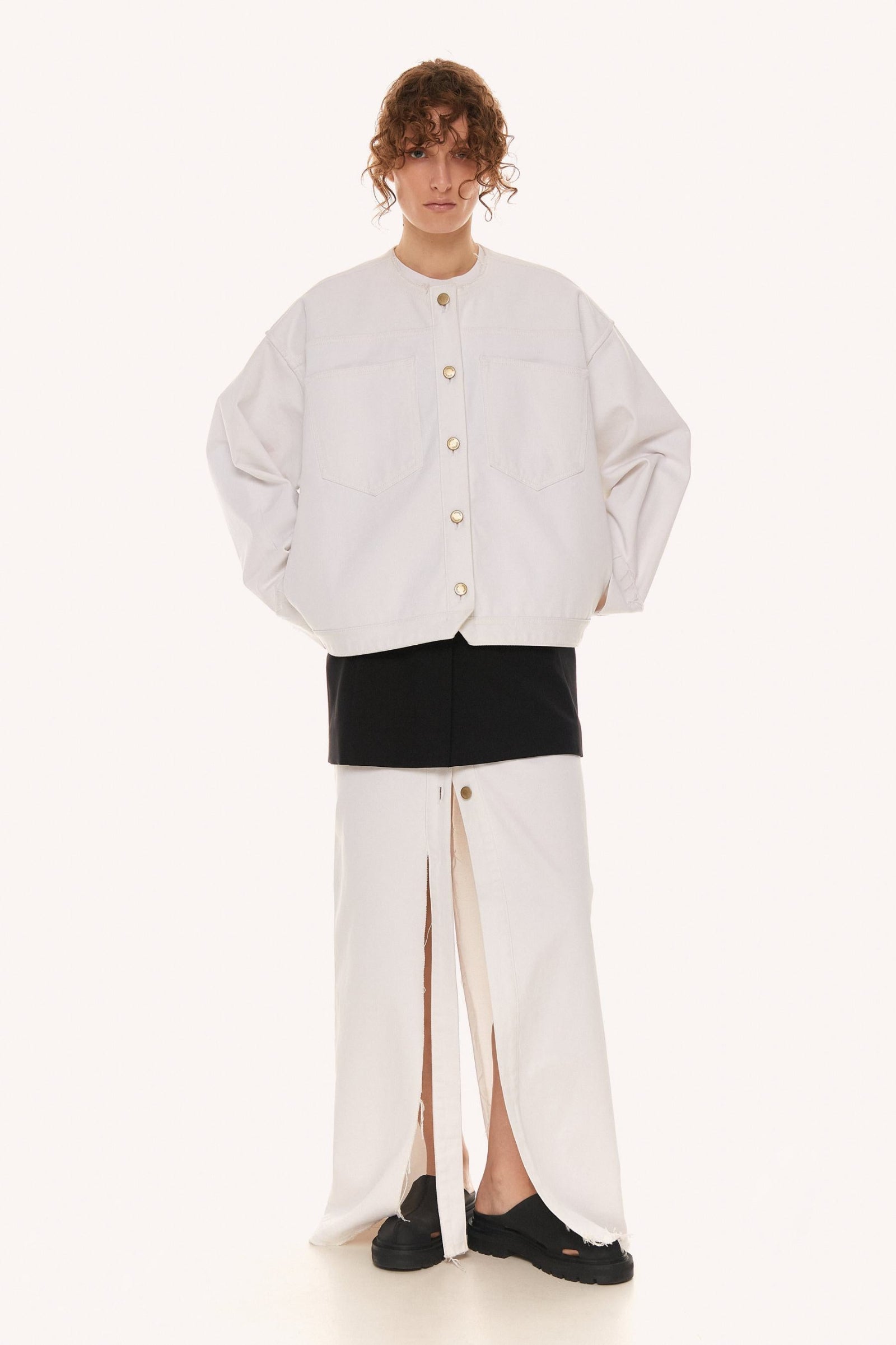 Біла джинсова куртка