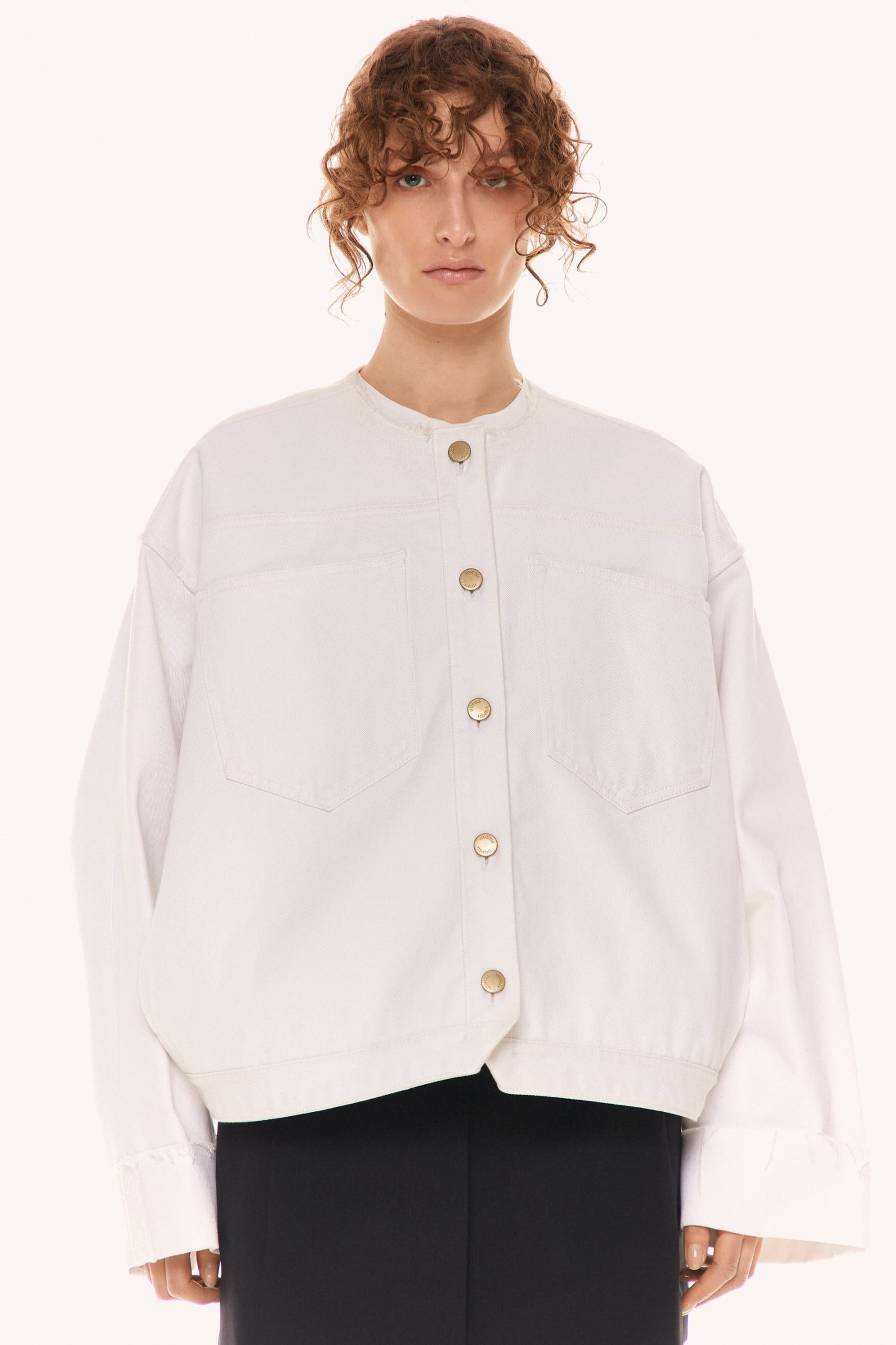 Біла джинсова куртка