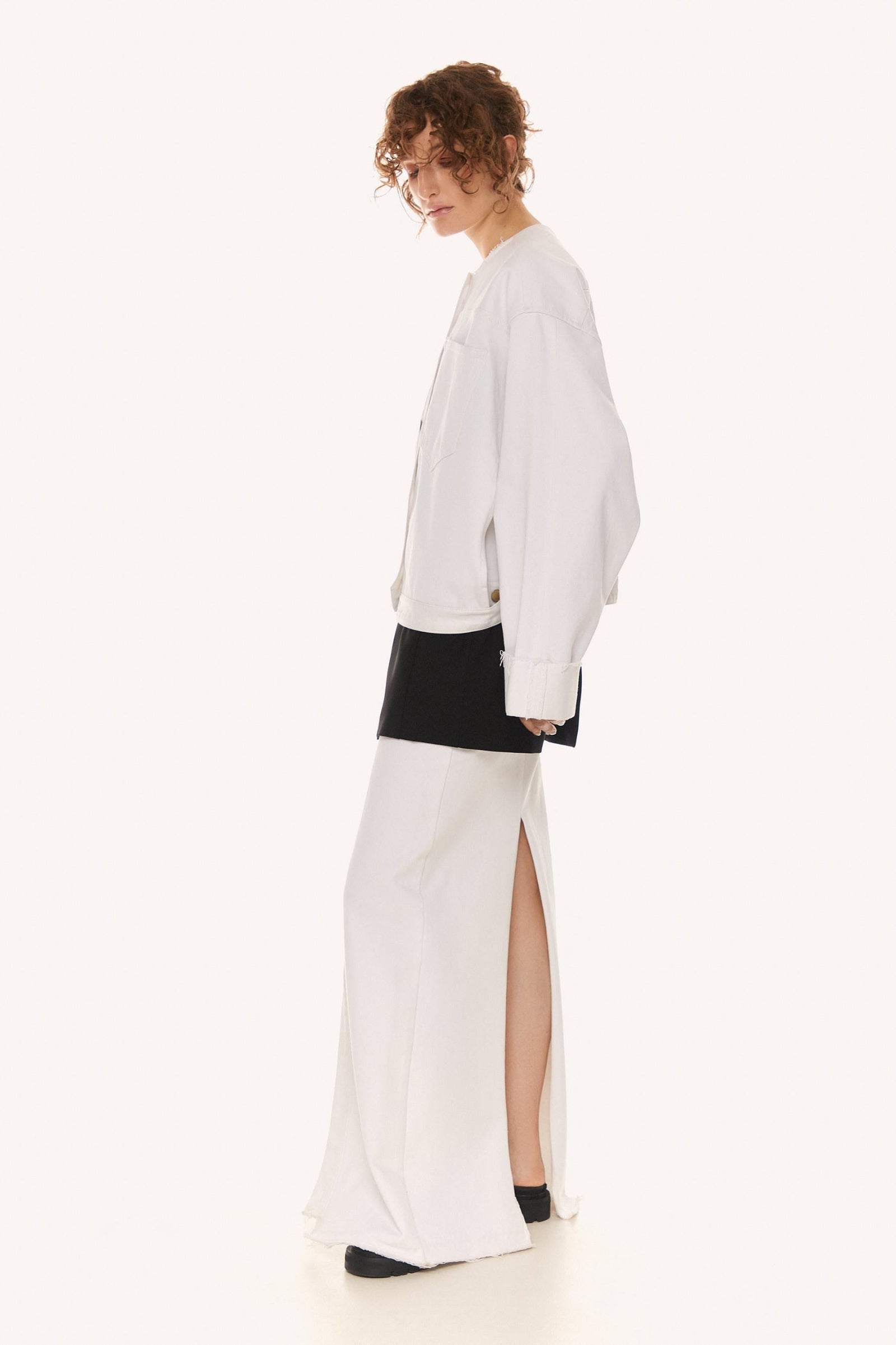 Біла джинсова куртка