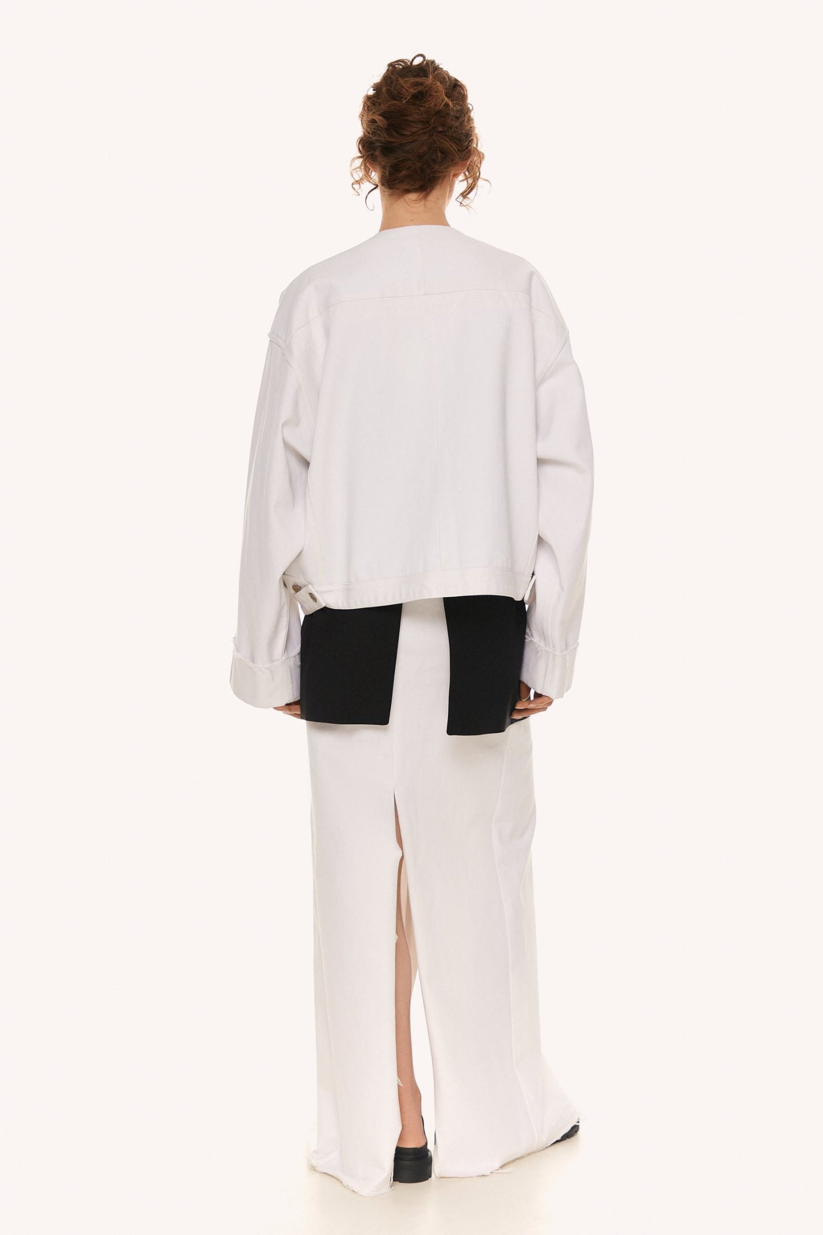 Біла джинсова куртка