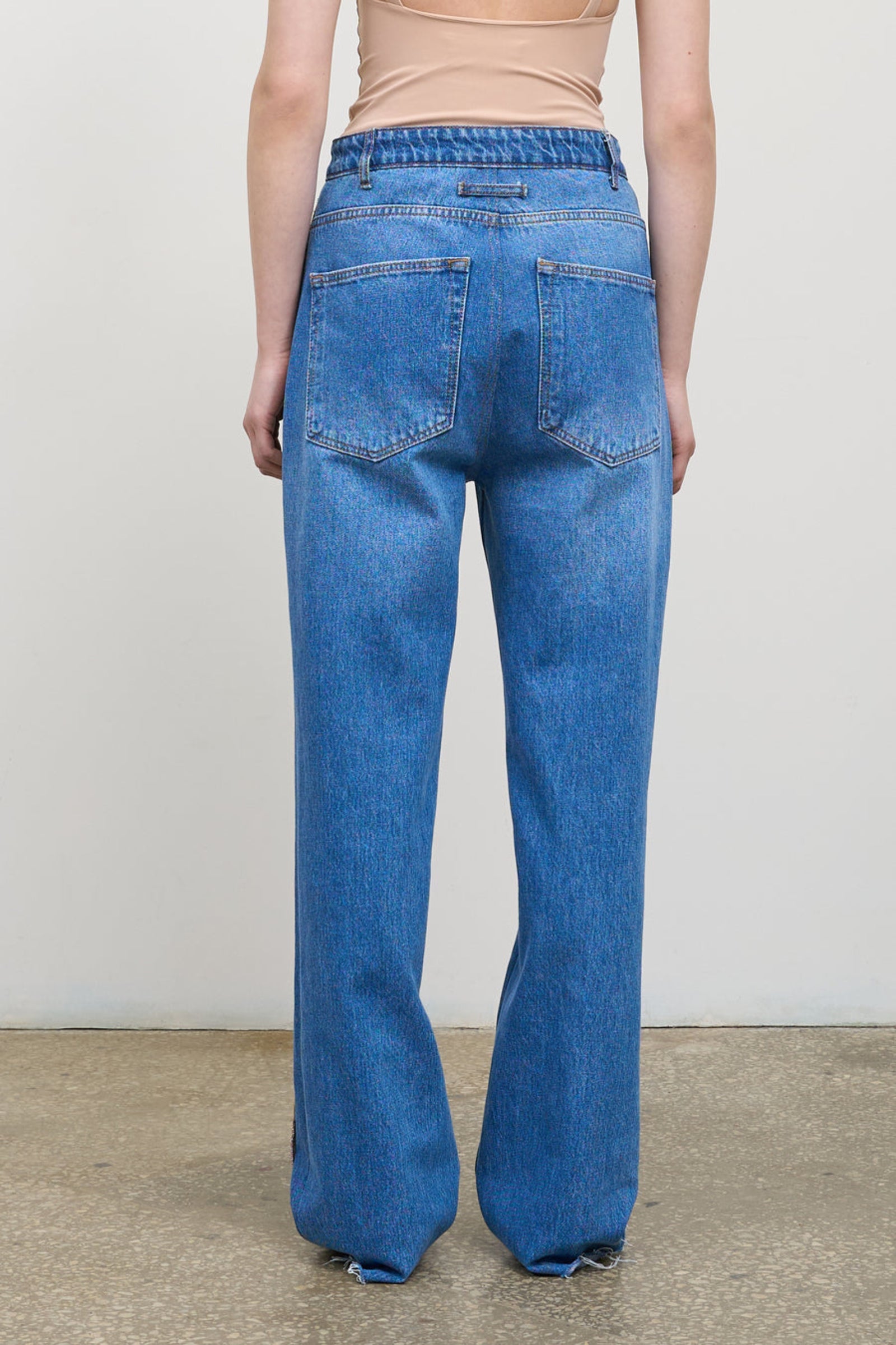 Деконструйовані джинси зі зміщеною застібкою-блискавкою