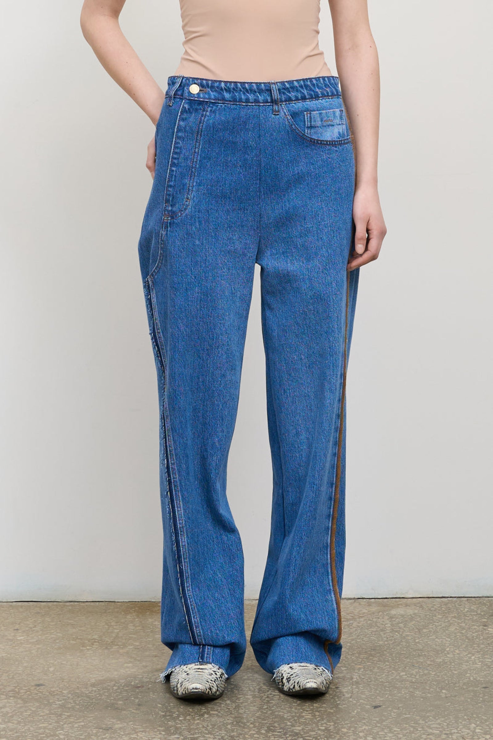 Деконструйовані джинси зі зміщеною застібкою-блискавкою