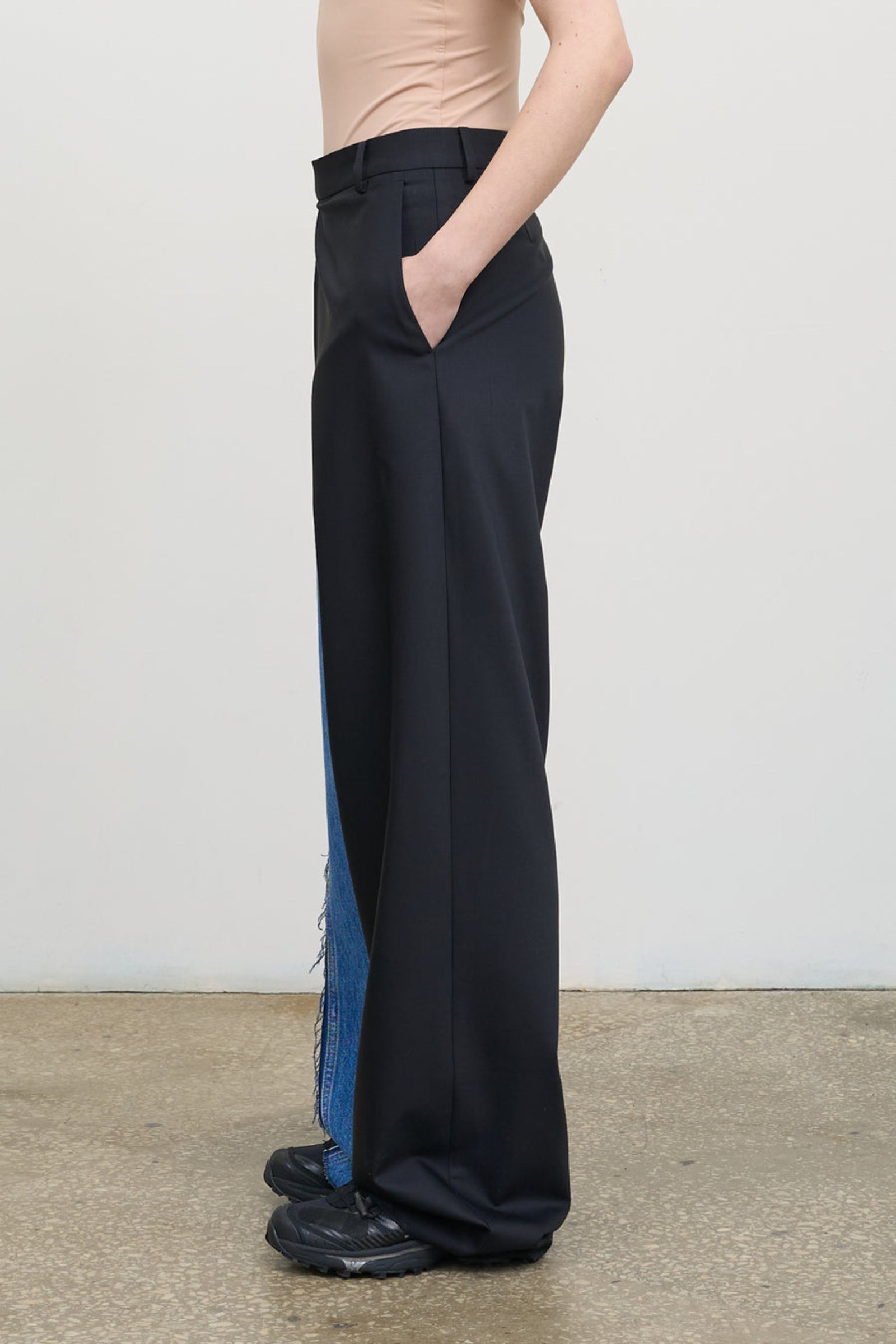 Деконструйовані штани зі зміщеною блискавкою та джинсовою вставкою