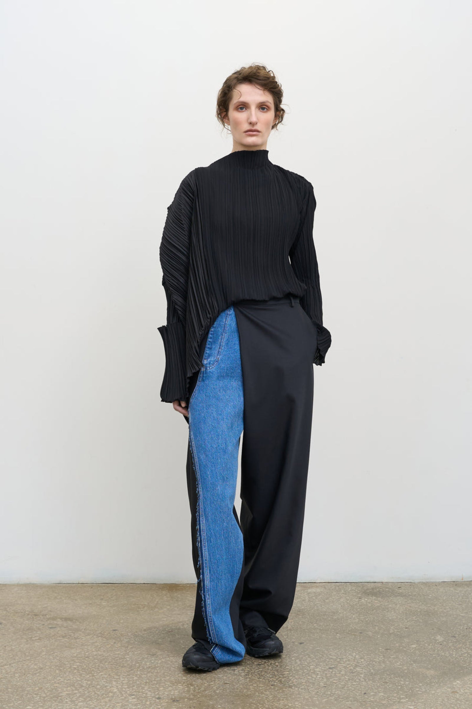 Деконструйовані штани зі зміщеною блискавкою та джинсовою вставкою