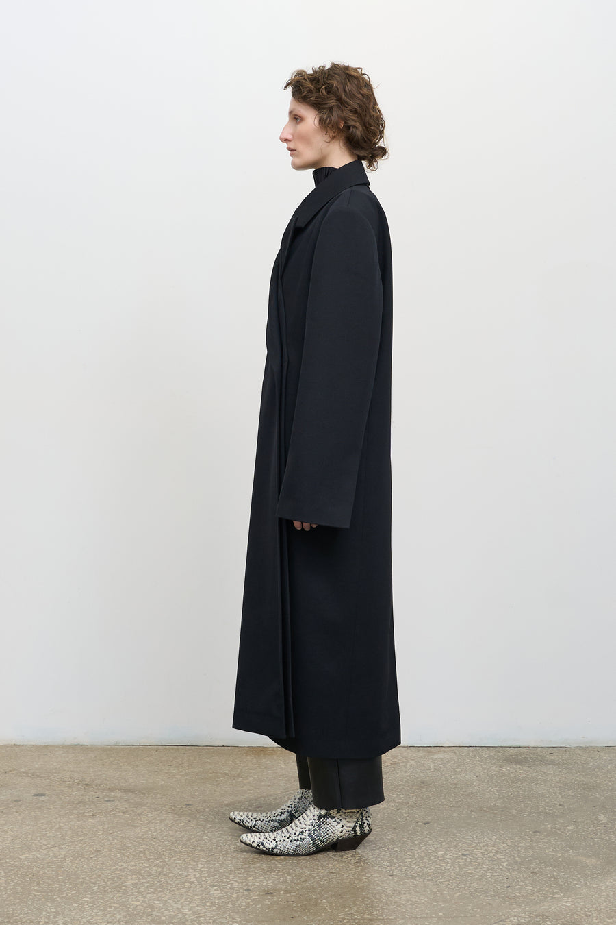 Вовняне пальто з глибокими складками