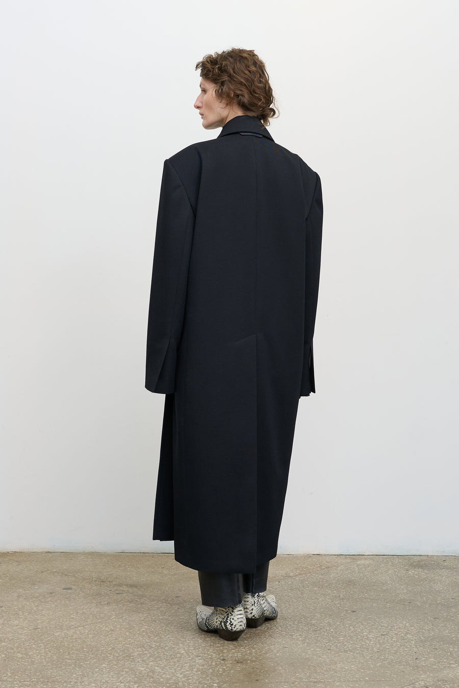 Вовняне пальто з глибокими складками