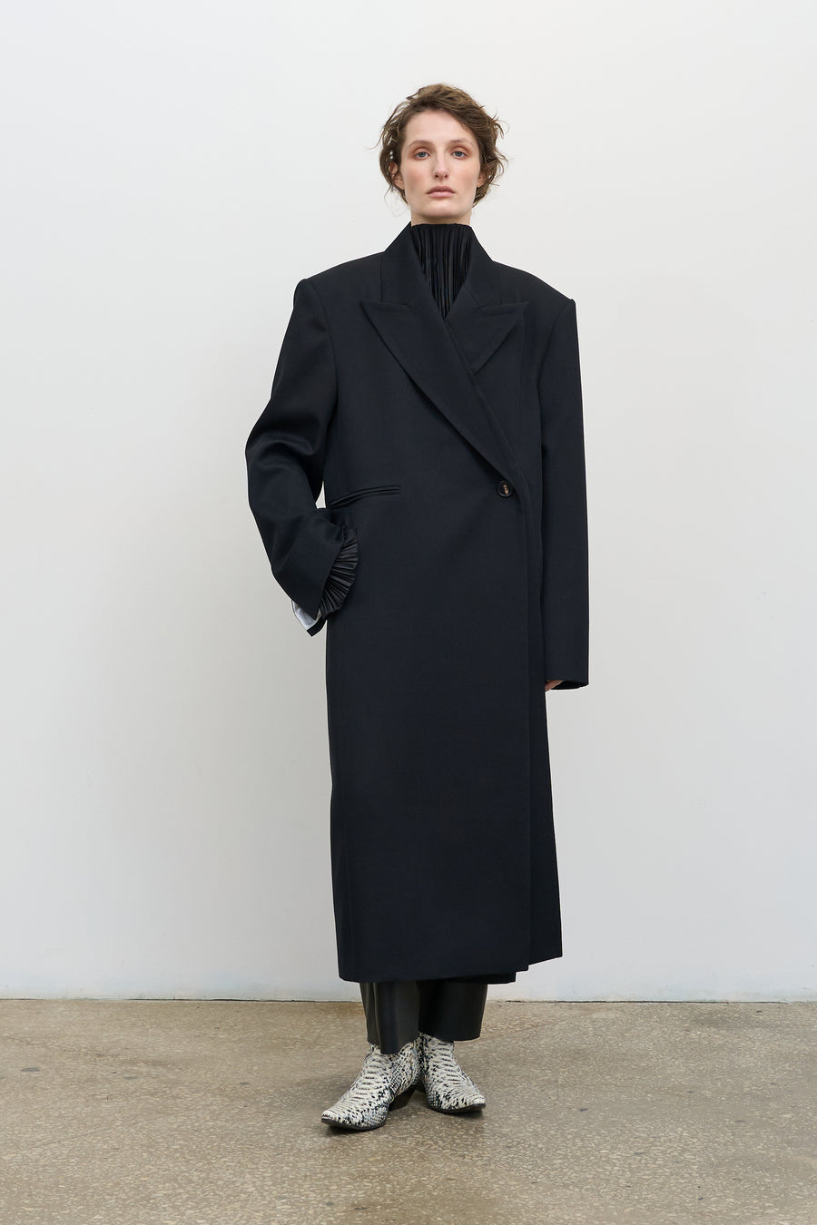 Вовняне пальто з глибокими складками