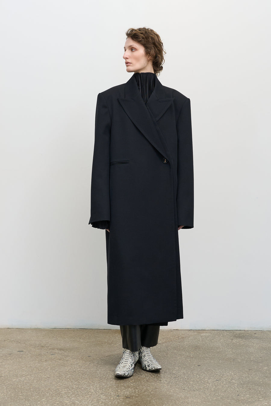 Вовняне пальто з глибокими складками