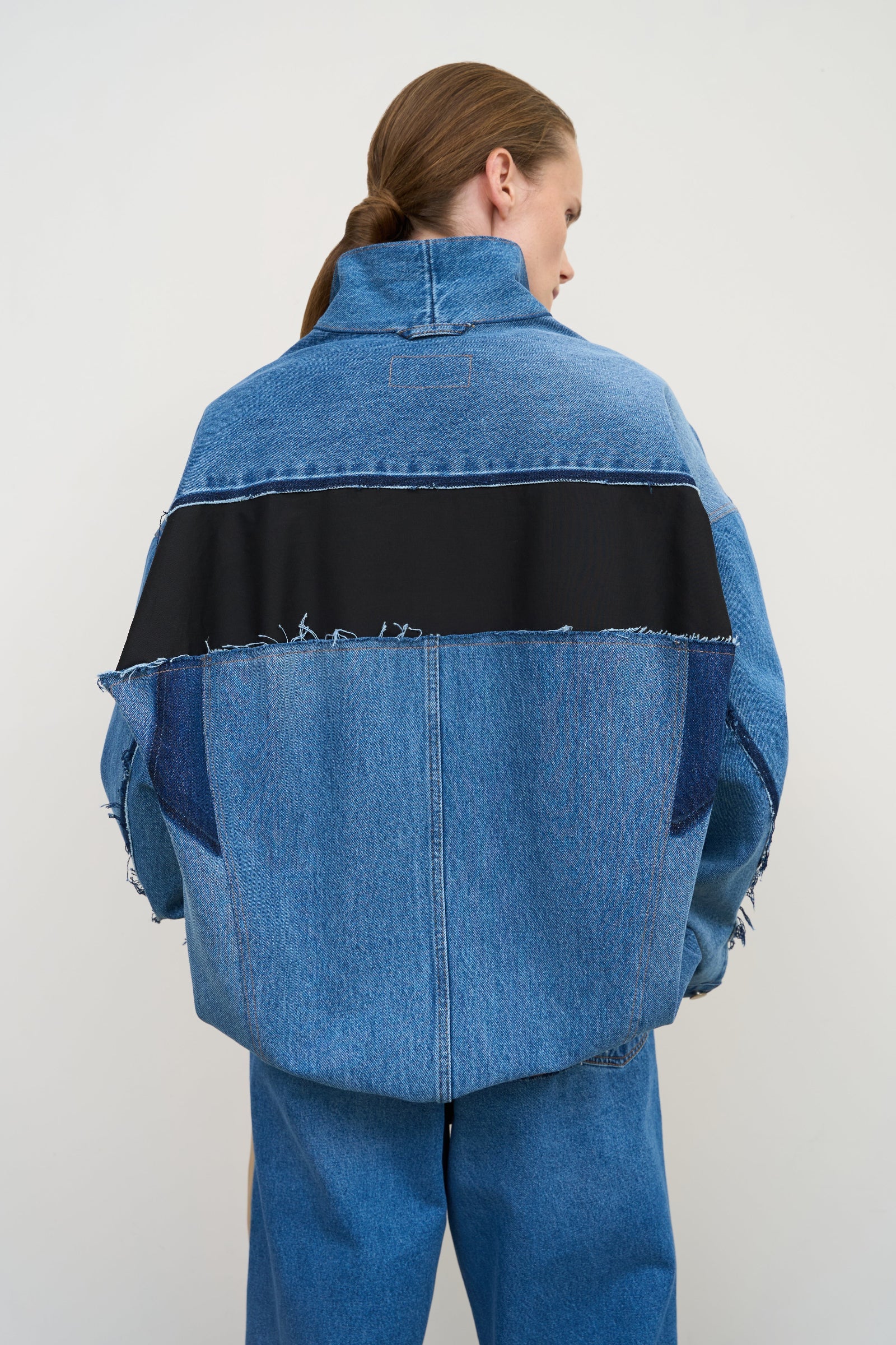 Джинсова куртка з бавовняною вставкою на спині