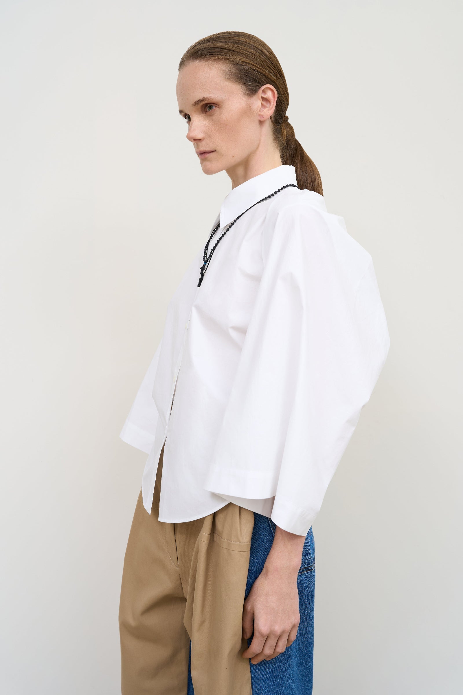 Приталена сорочка з перекручуваною деталлю на рукавах