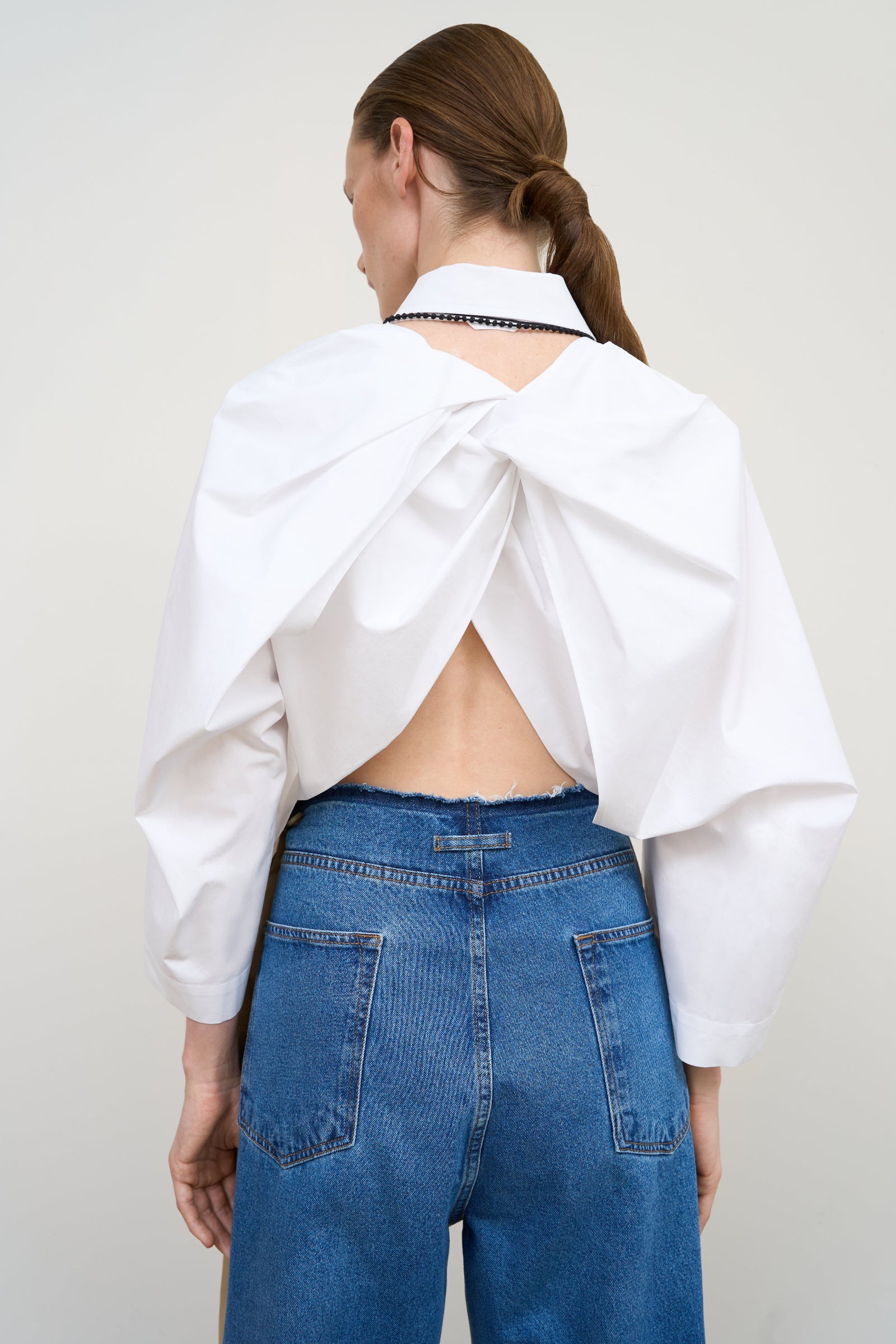 Приталена сорочка з перекручуваною деталлю на рукавах