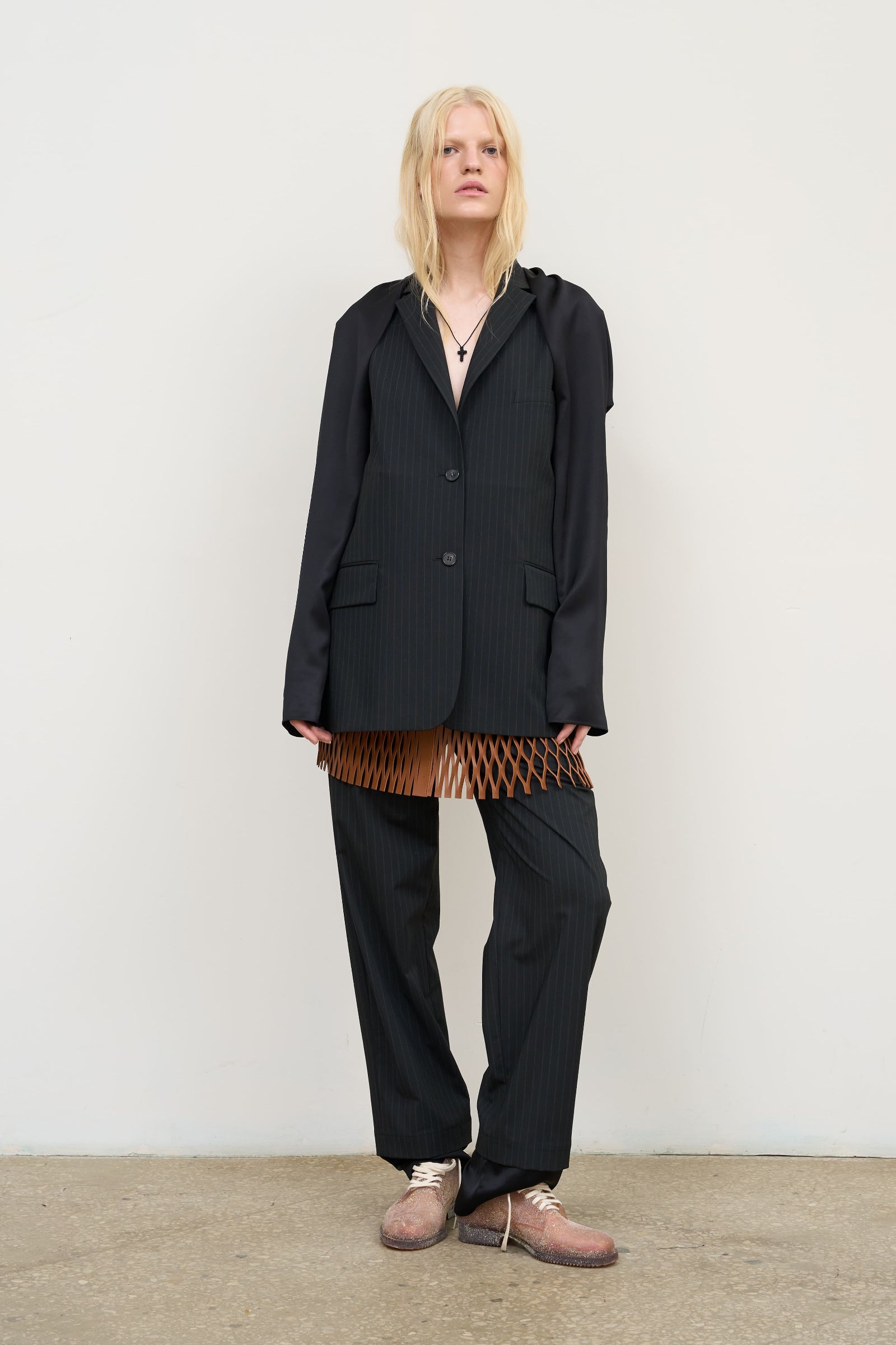 Приталений жилет з перекручуваною  деталлю чорний