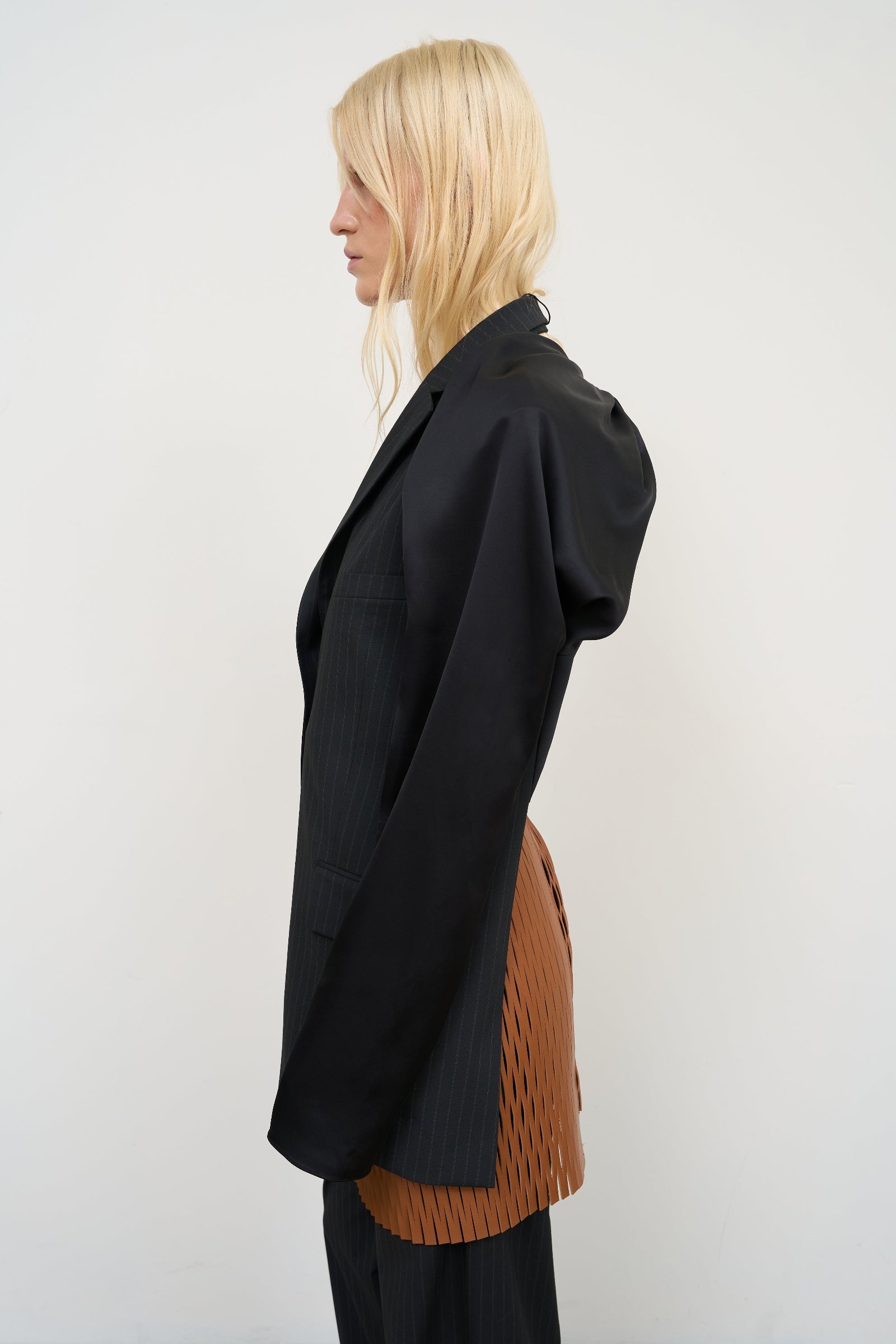 Приталений жилет з перекручуваною  деталлю чорний