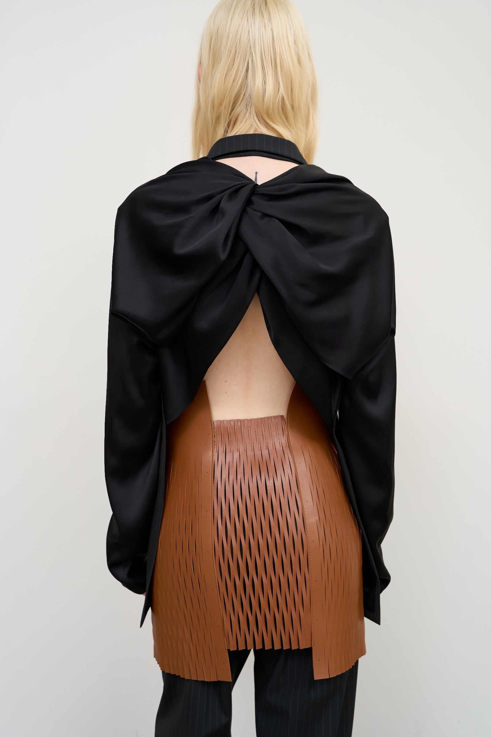 Приталений жилет з перекручуваною  деталлю чорний