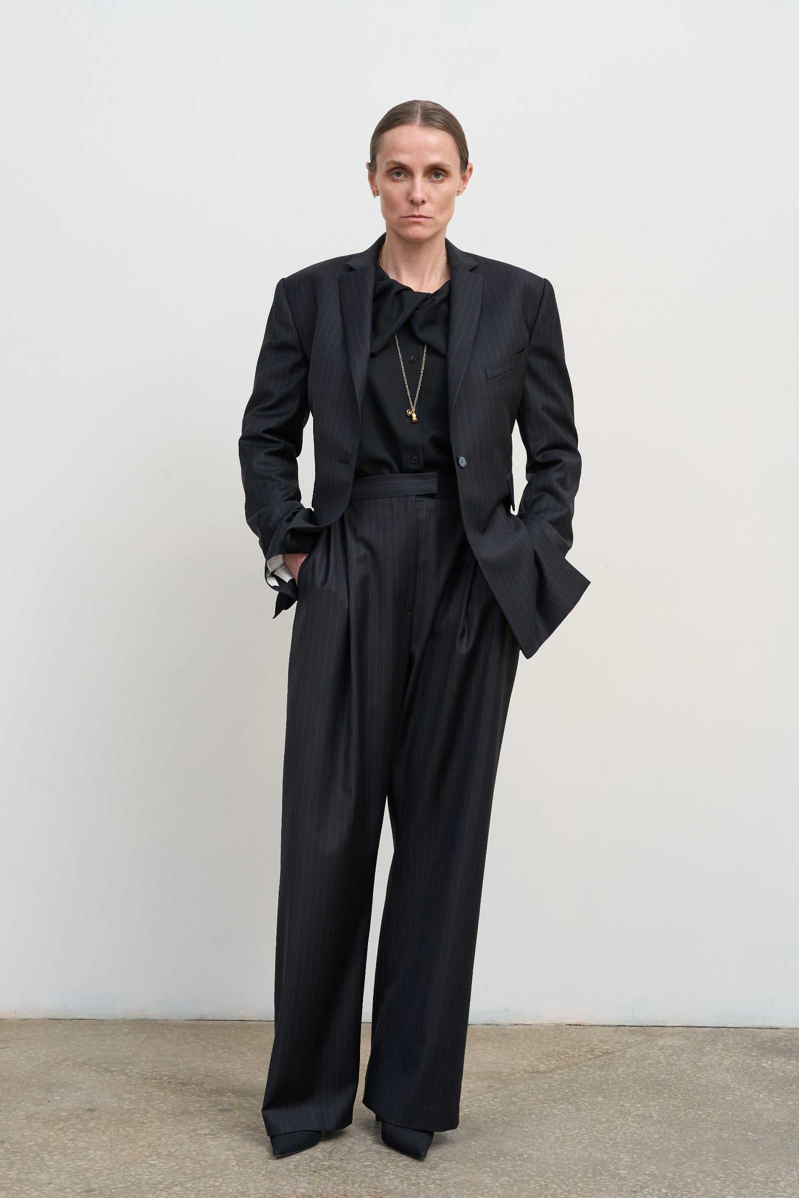 Приталений жакет LITKOVSKA із перекрученою деталлю на спині