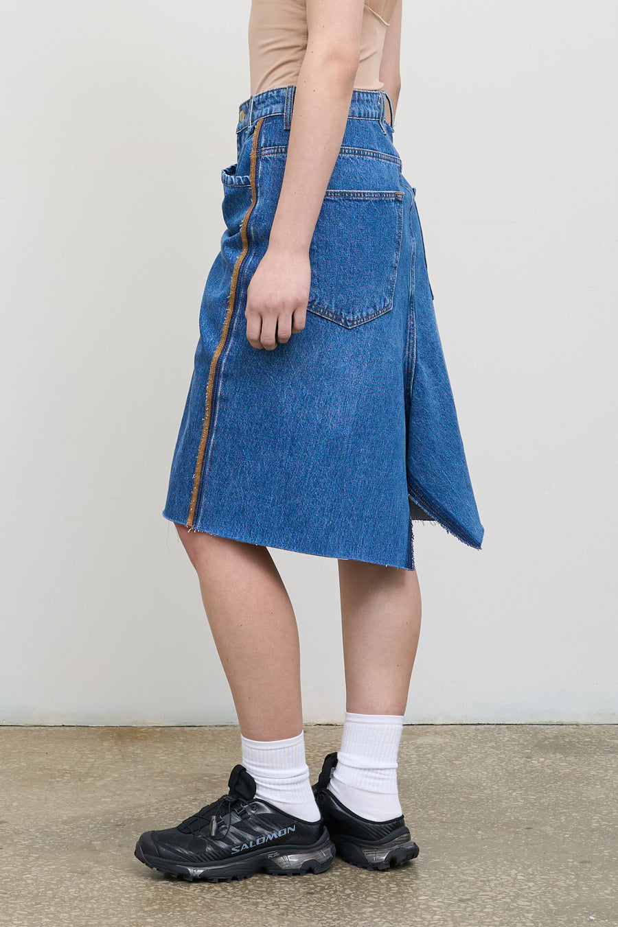 Джинсова міді-спідниця з перекрутом спереду