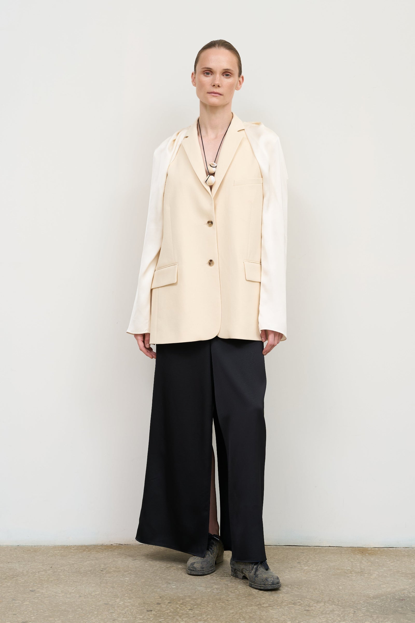 Приталений жилет з перекручуваною деталлю айворі