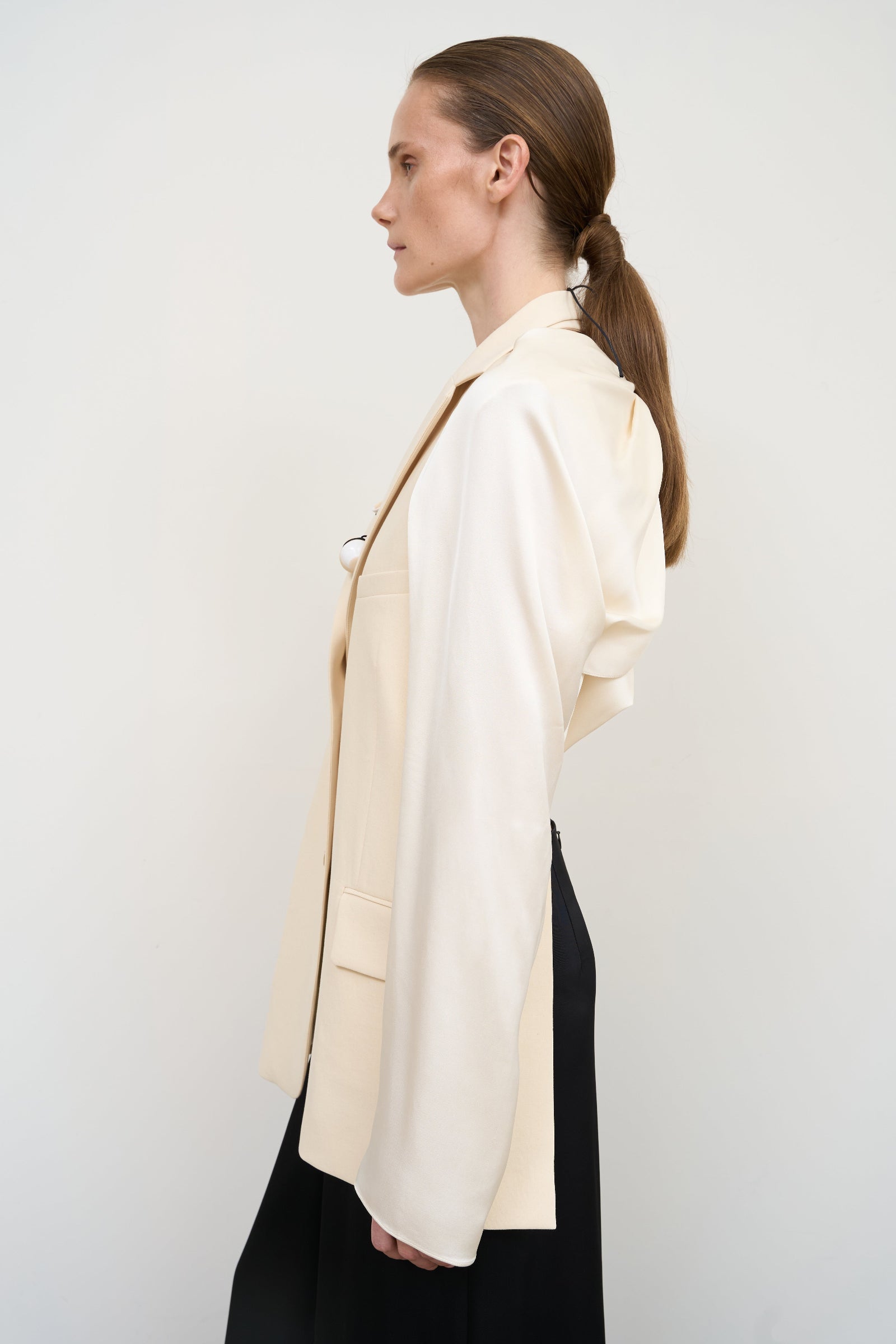 Приталений жилет з перекручуваною деталлю айворі