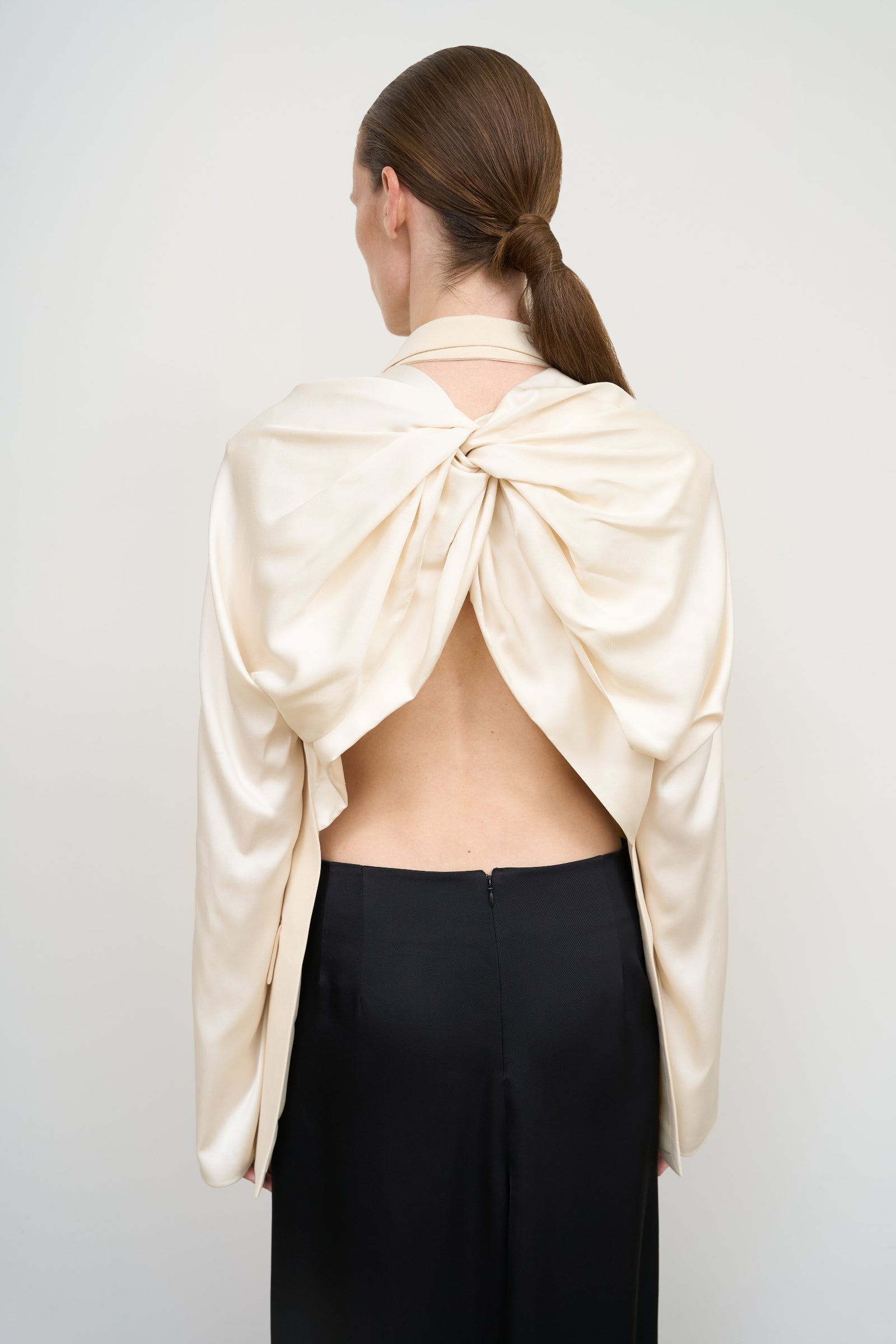 Приталений жилет з перекручуваною деталлю айворі