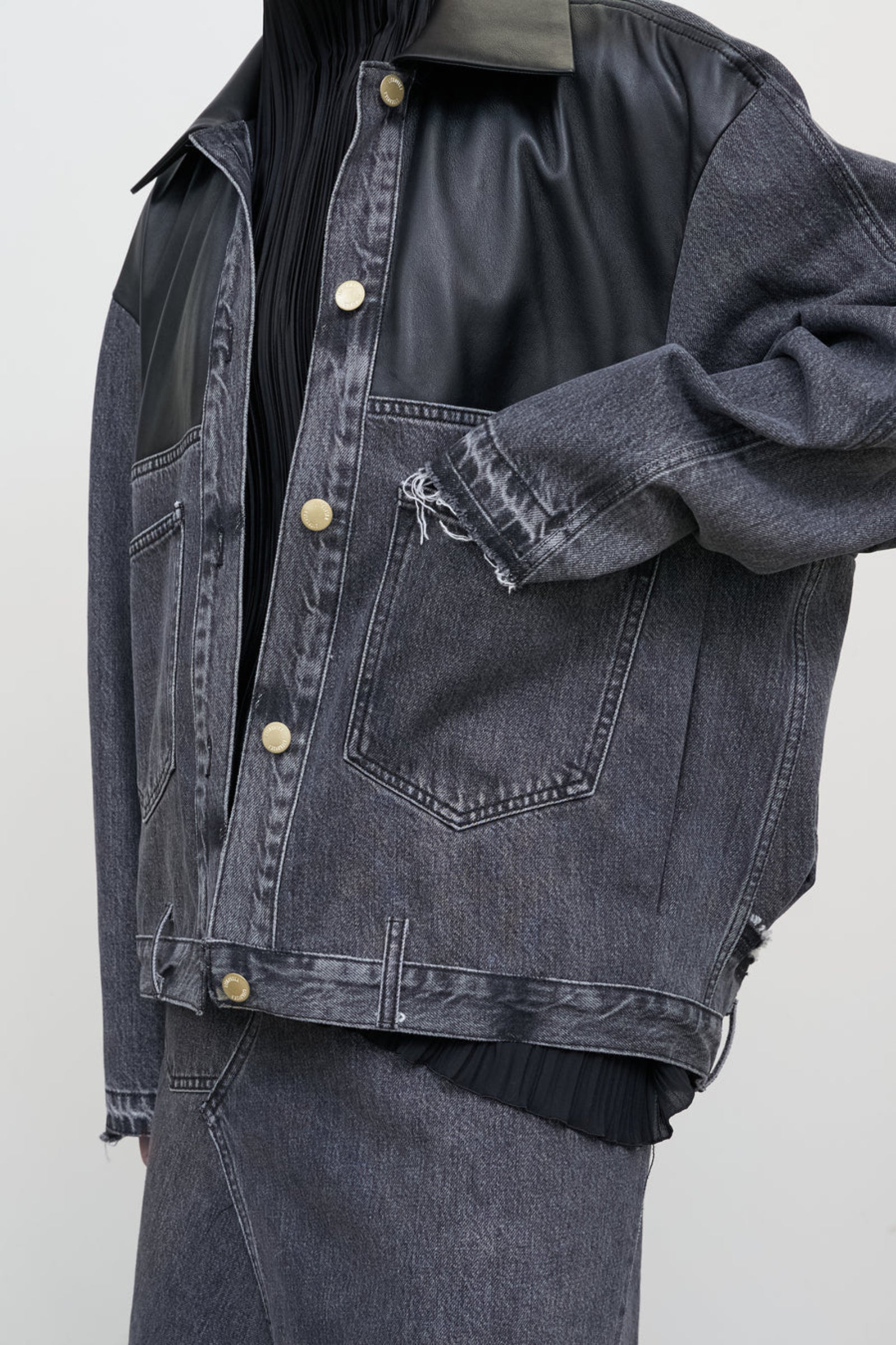 Джинсовий жакет LEATHER PANELED DENIM JACKET з шкіряними деталями