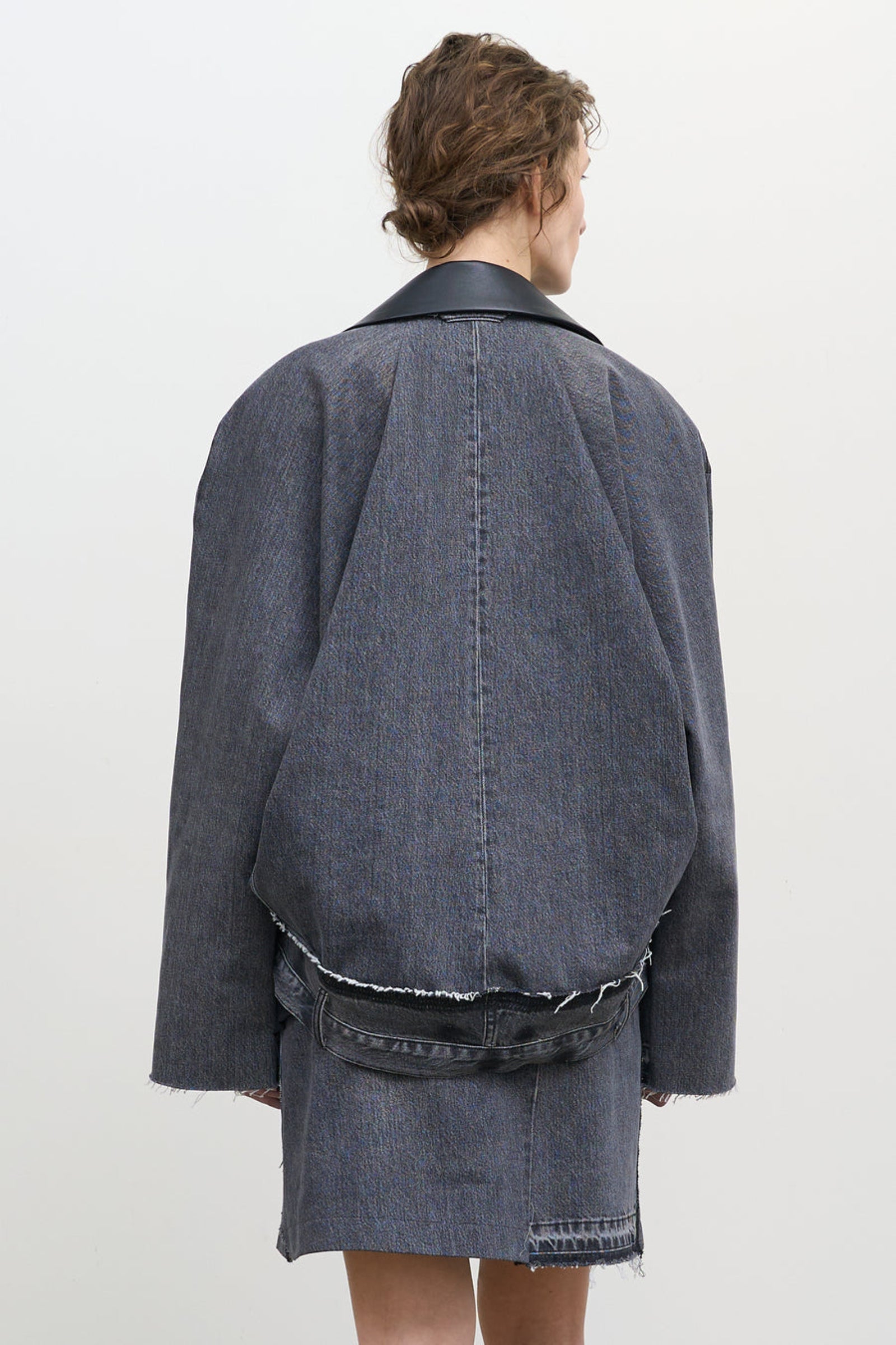 Джинсовий жакет LEATHER PANELED DENIM JACKET з шкіряними деталями