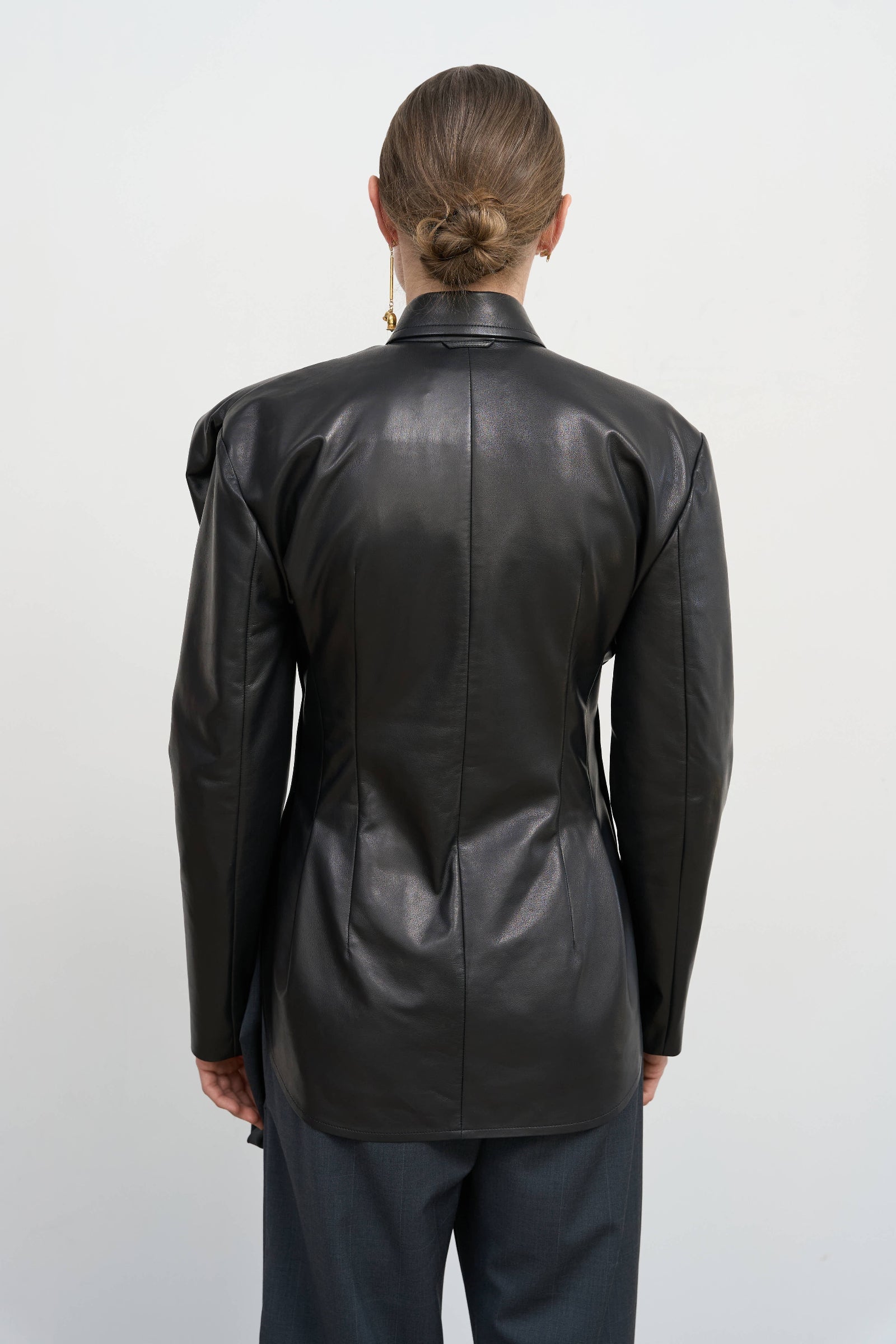 Чорна шкіряна сорочка з квітковими деталями