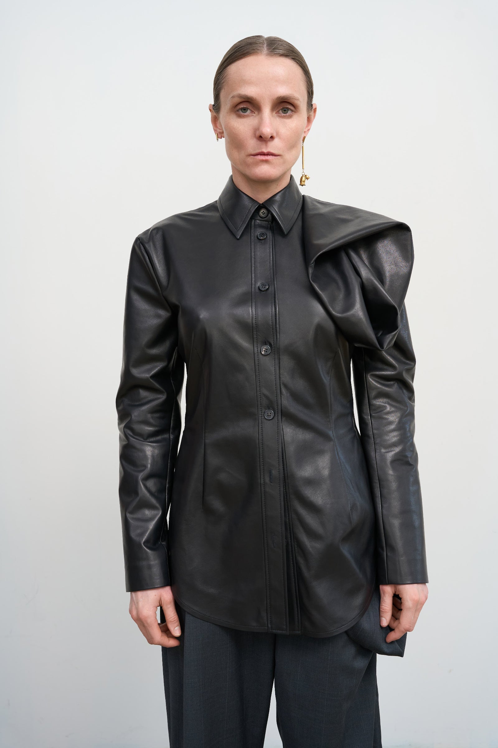 Чорна шкіряна сорочка з квітковими деталями