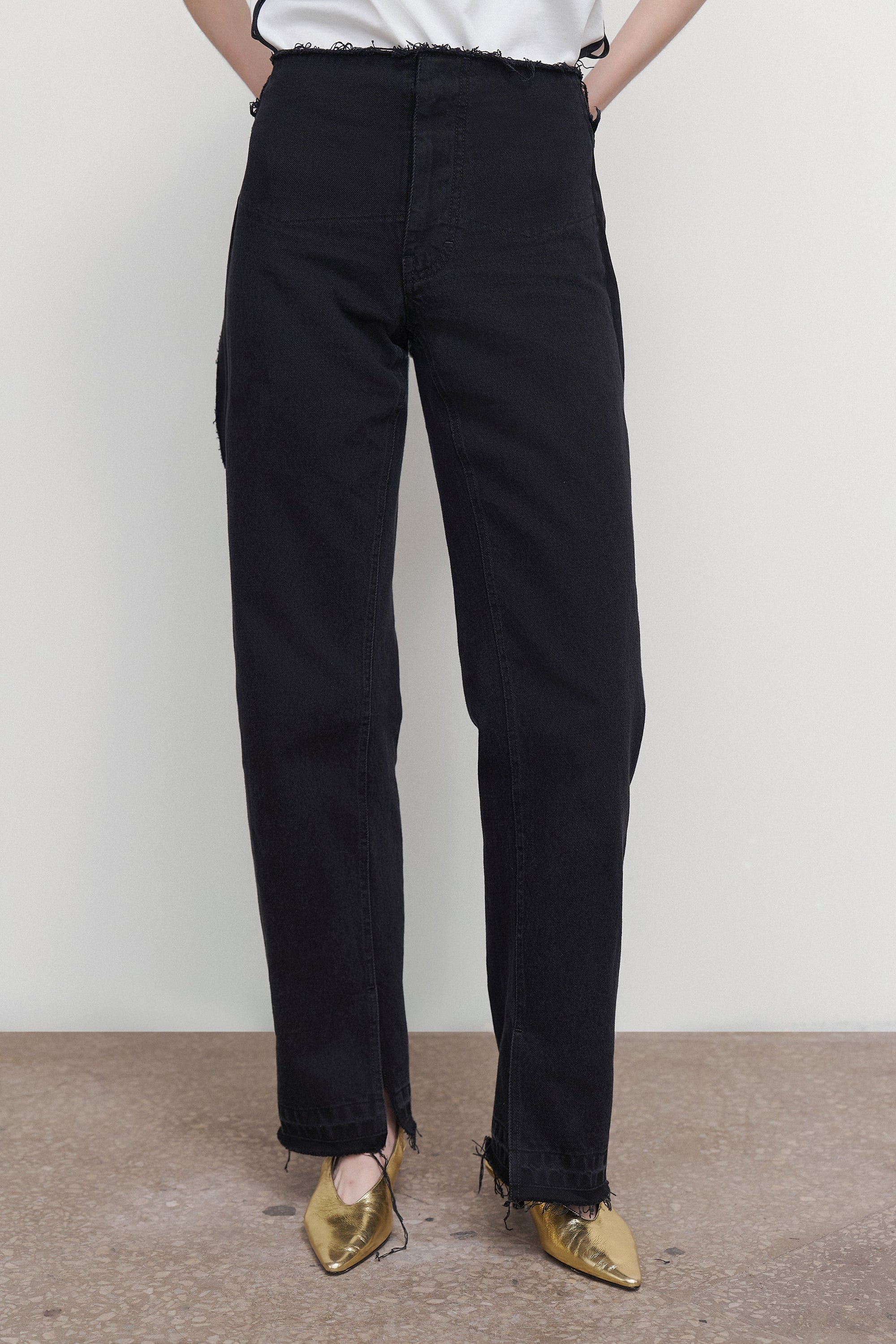 HIGH-RISE SPLIT HEM JEANS