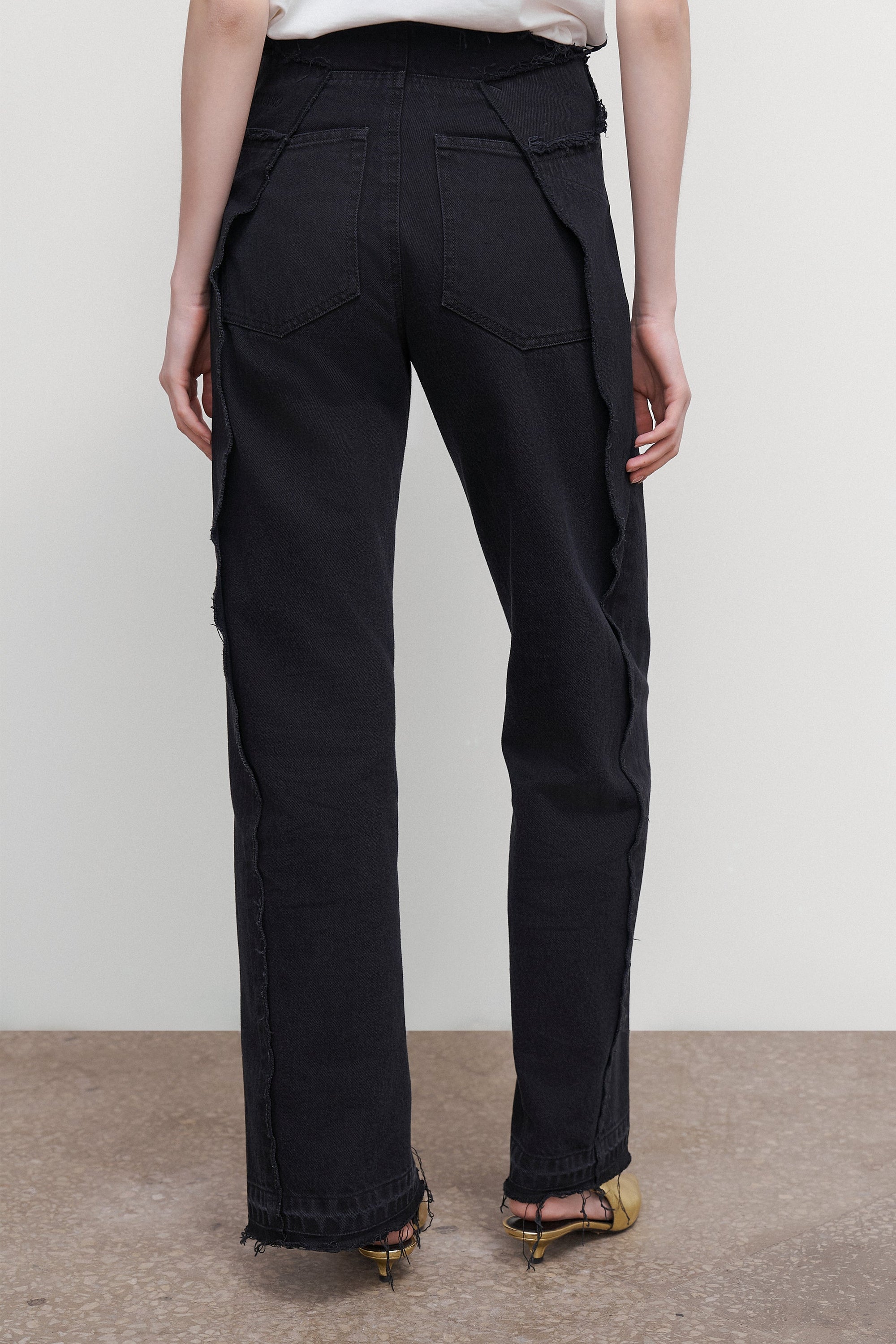 HIGH-RISE SPLIT HEM JEANS