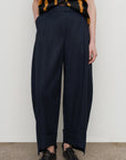 PLEATED BARREL-LEG PANTS