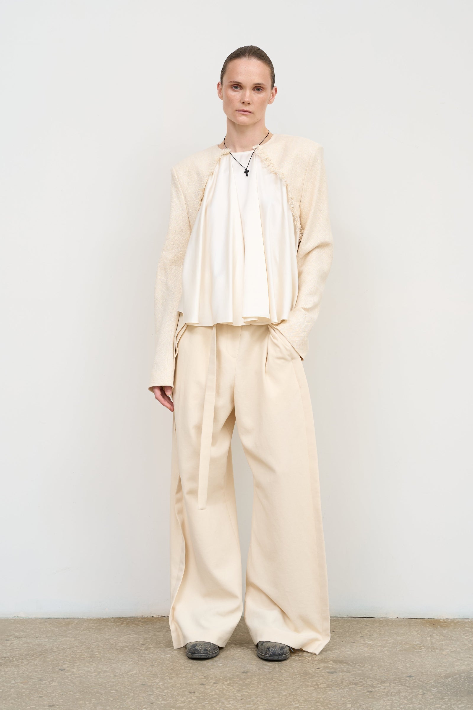 Блуза вільного крою бежевого кольору з рукавами у стилі жакета