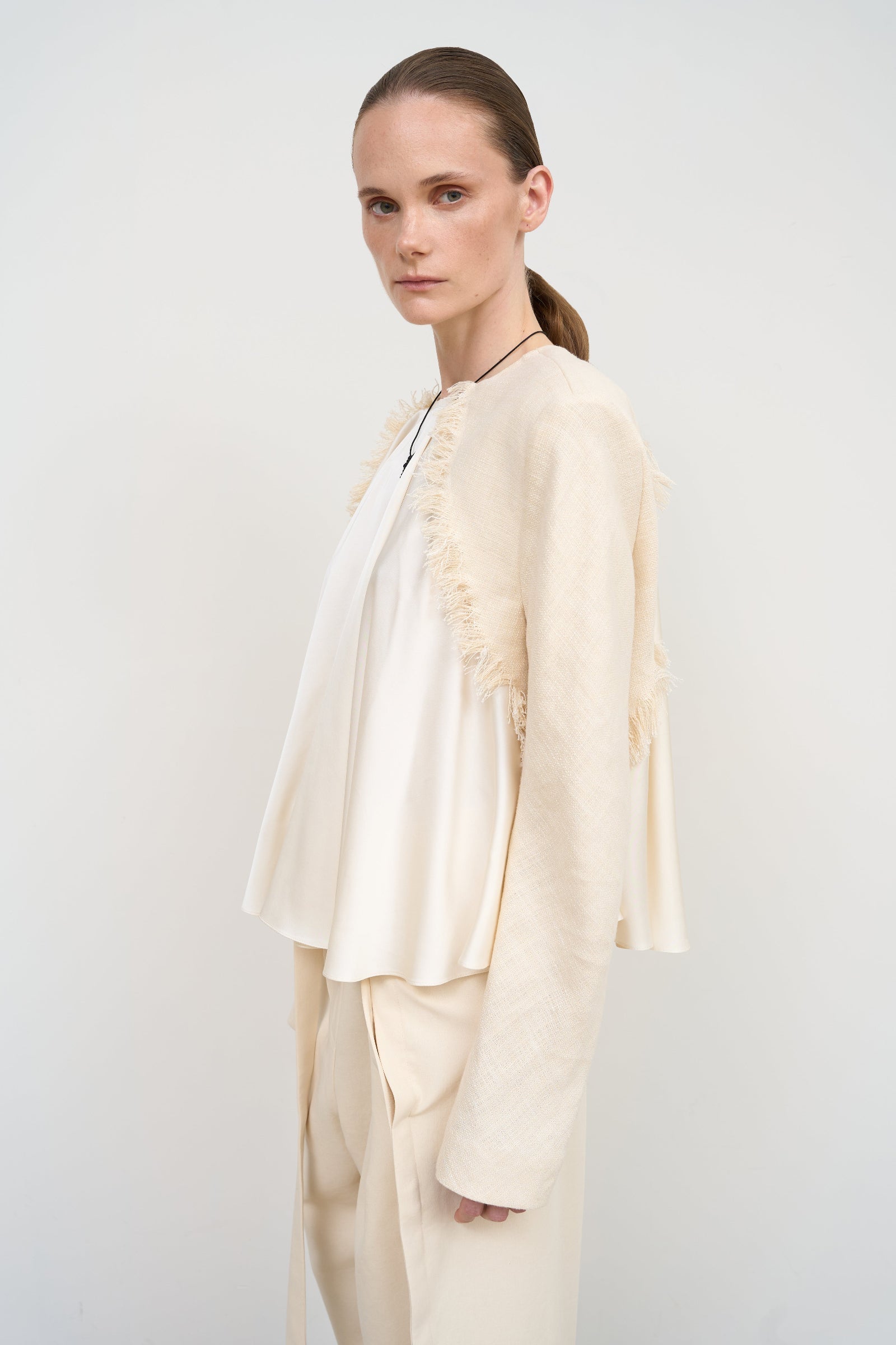 Блуза вільного крою бежевого кольору з рукавами у стилі жакета