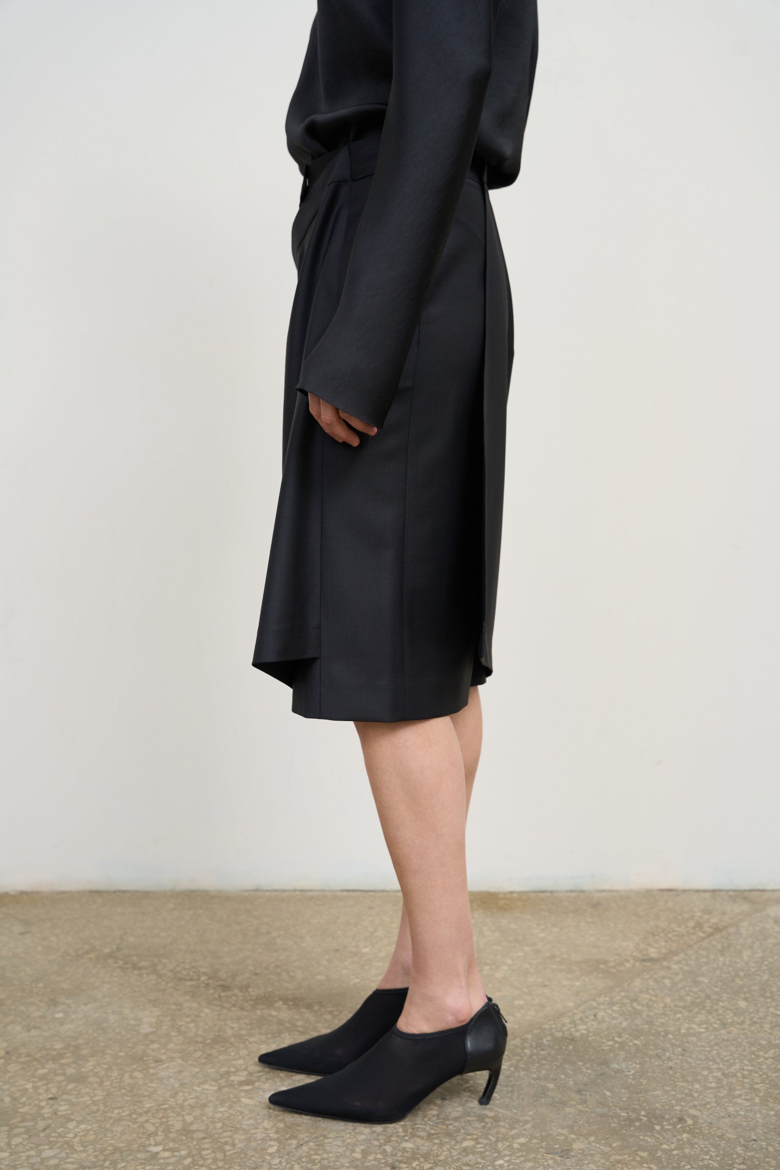 Чорна міді-спідниця-олівець з оверлеєм