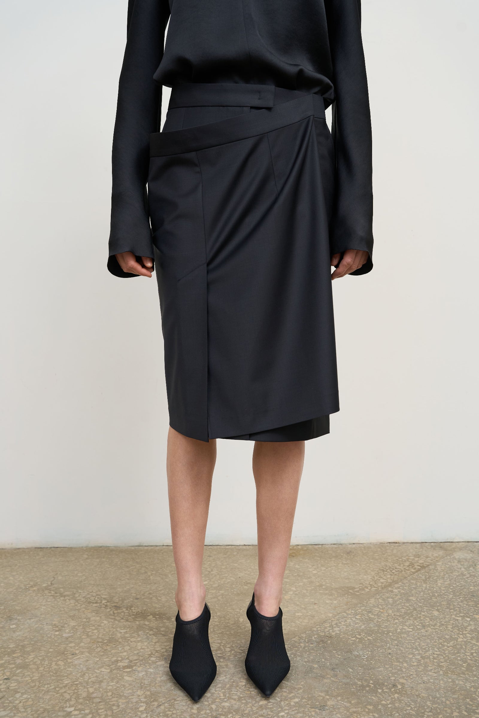 Чорна міді-спідниця-олівець з оверлеєм