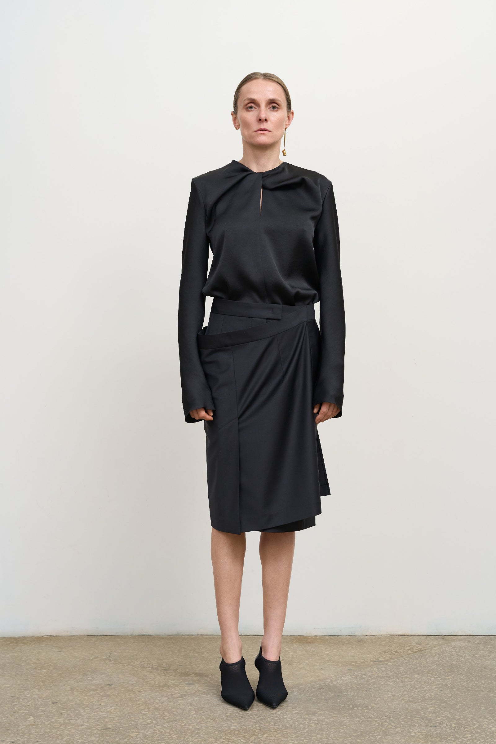 Чорна міді-спідниця-олівець з оверлеєм