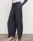 PLEATED BARREL-LEG PANTS IN GREY