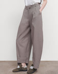 PLEATED BARREL-LEG PANTS IN KHAKI