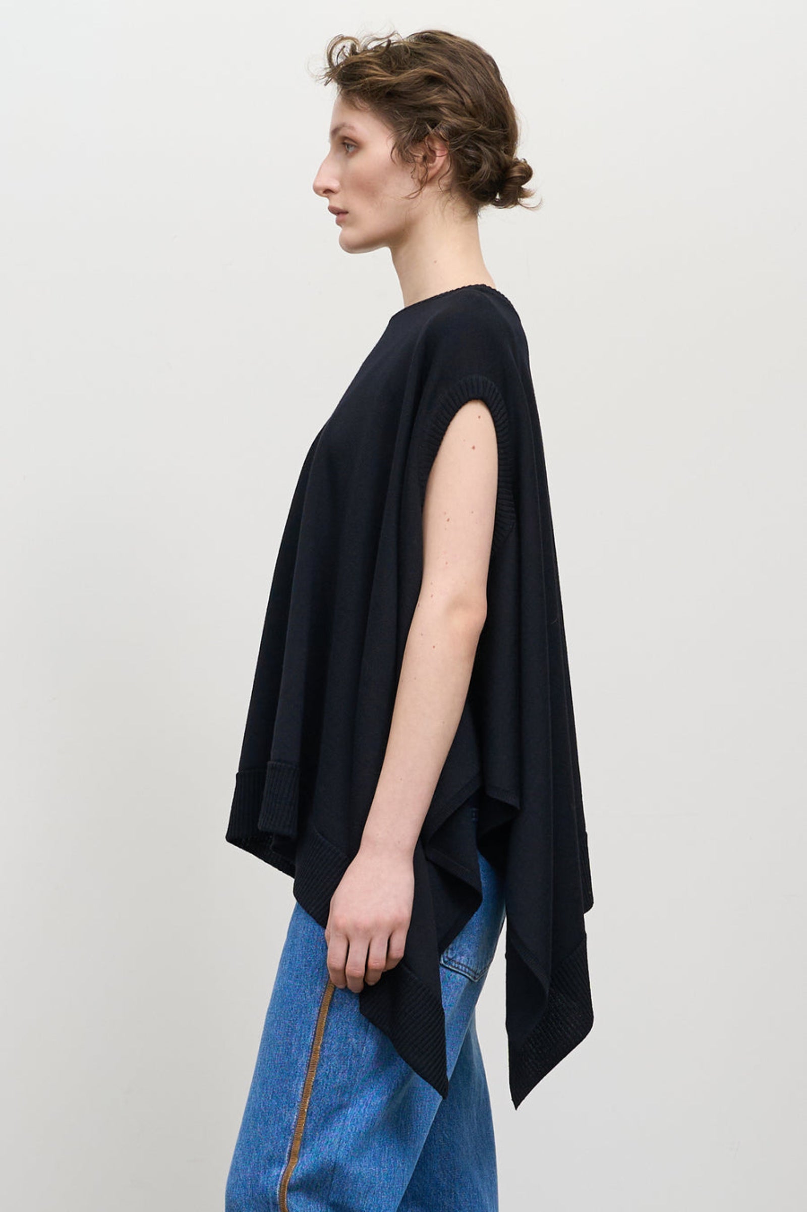 Двосторонній асиметричний в&#39;язаний топ