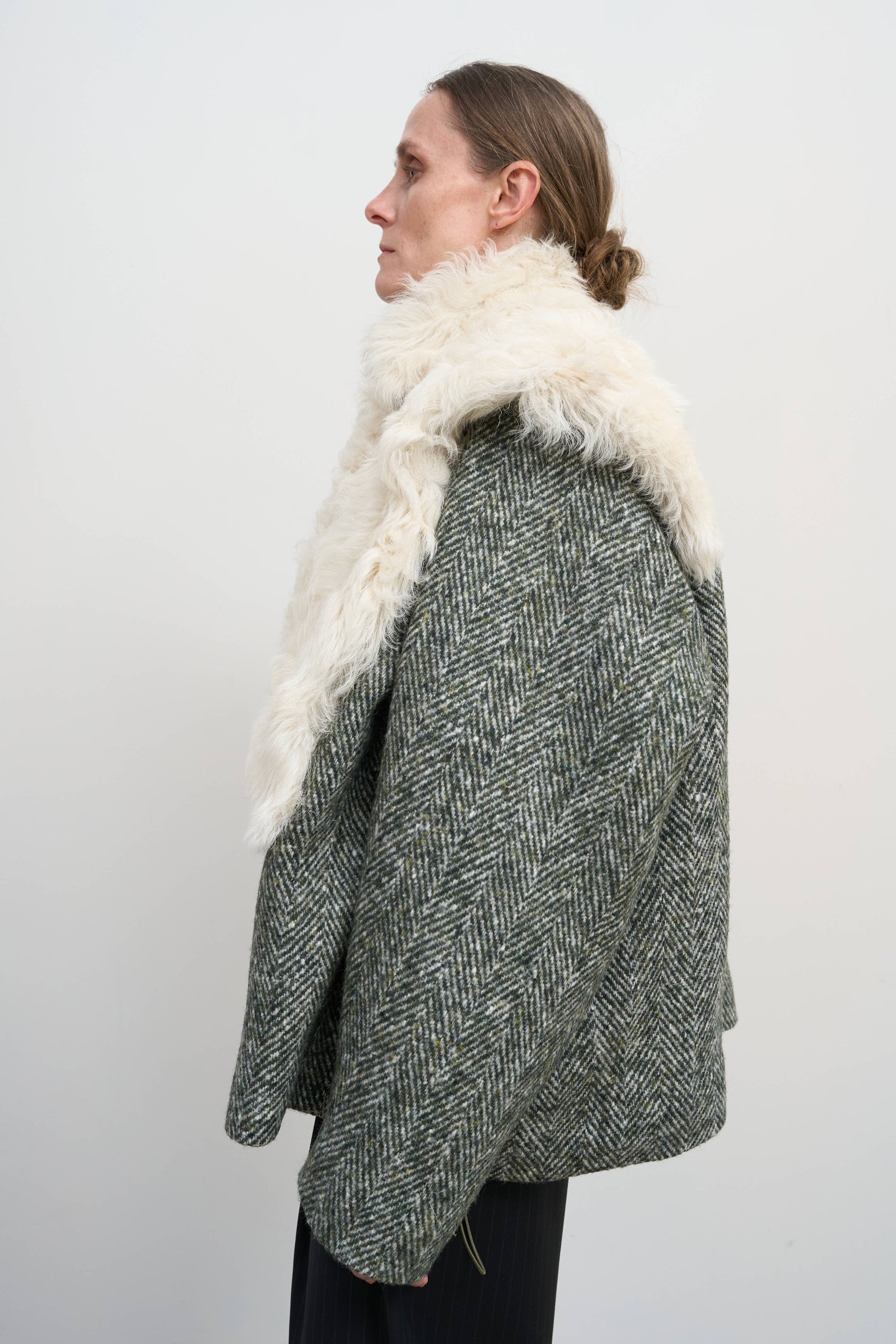 Зелений вовняний бомбер із оздобленням зі стриженого хутра